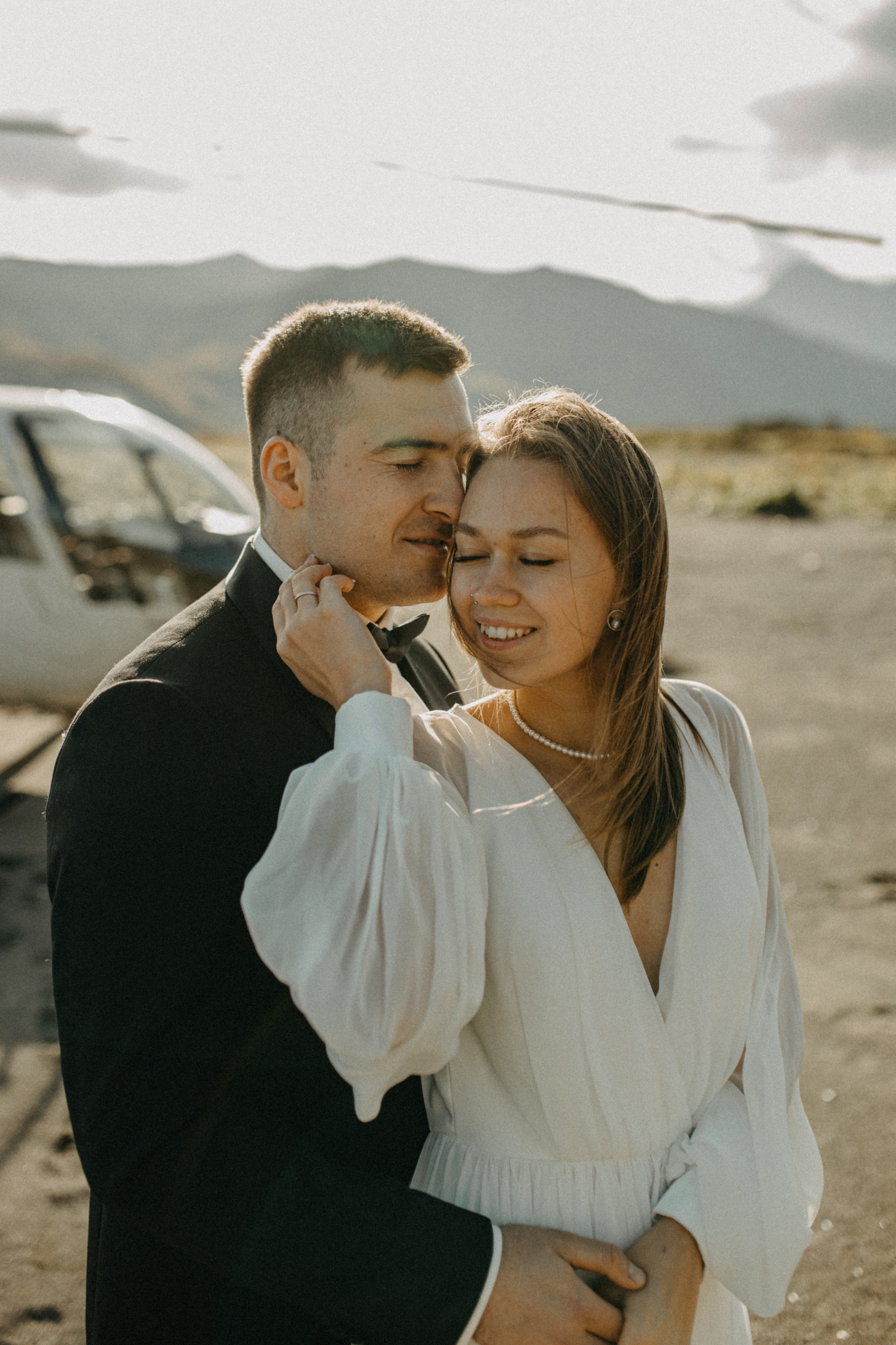 Вертолетный полет Бухта Жировая. Свадебное фото и видео на Камчатке. Туристические маршруты