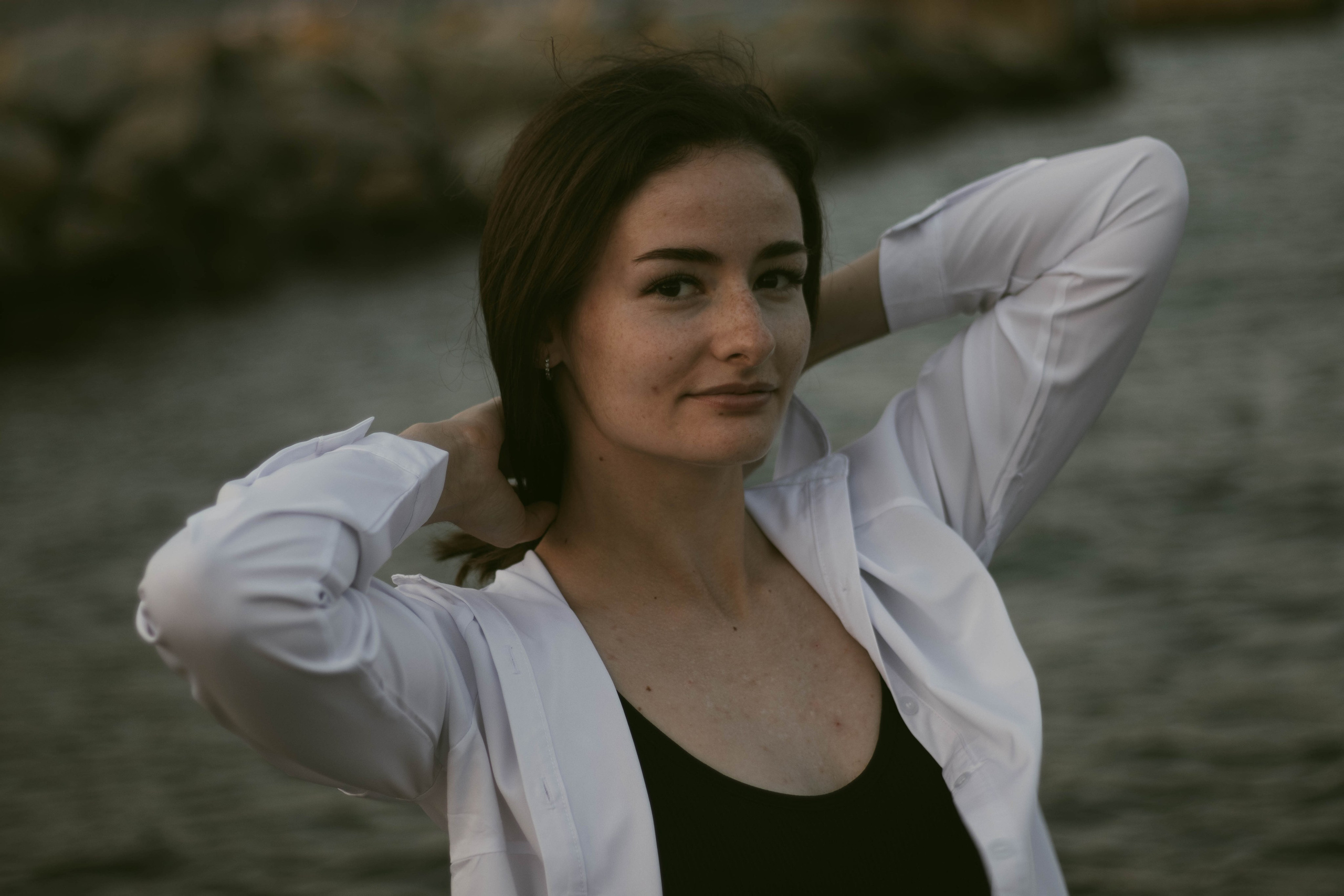 «Невесомость волн: девушка и море». Уличный фотограф Города N