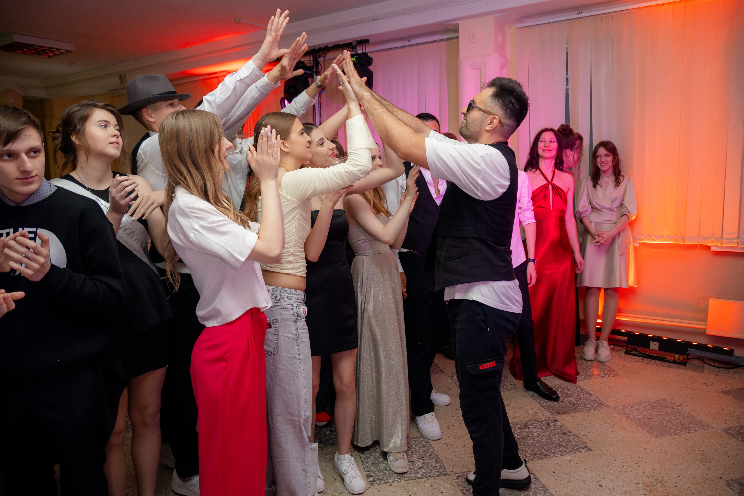 Школьный выпускной 2024 год в Соколе (Минск). Свадебный фотограф в Минске/Беларуси Сергей Спиридонов