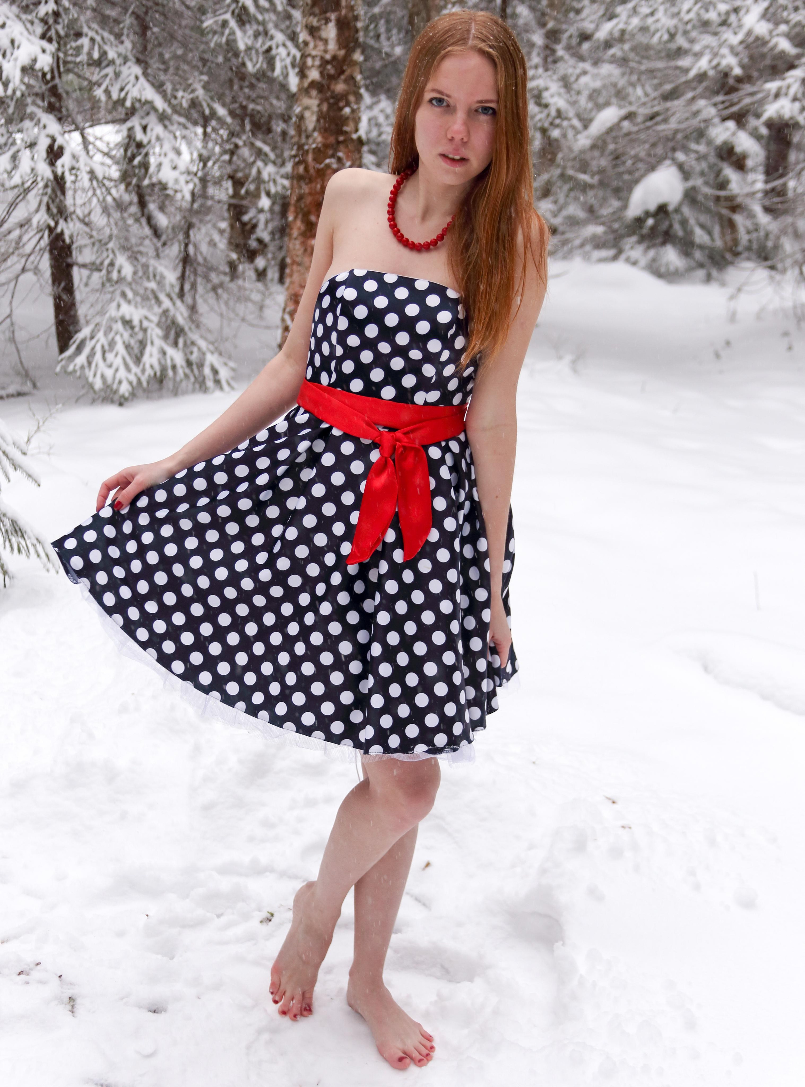 Света босиком на снегу. Фотограф Пермь. Фотосессия в фотостудии Перми и на свежем воздухе