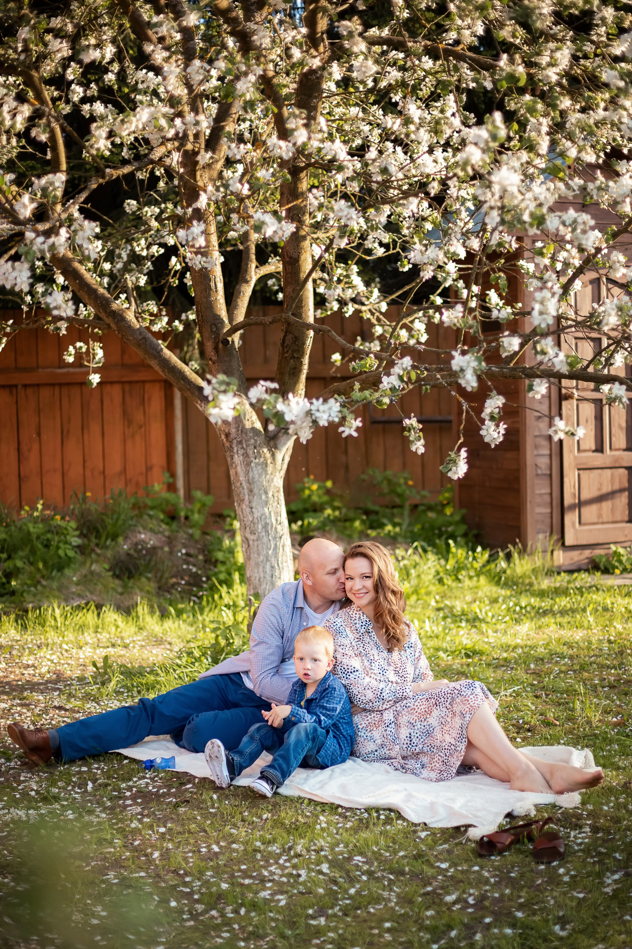 Цветущие яблони. Олеся, Юра и Федя. Семейный и детский фотограф Комина Елена, Власиха, Одинцово
