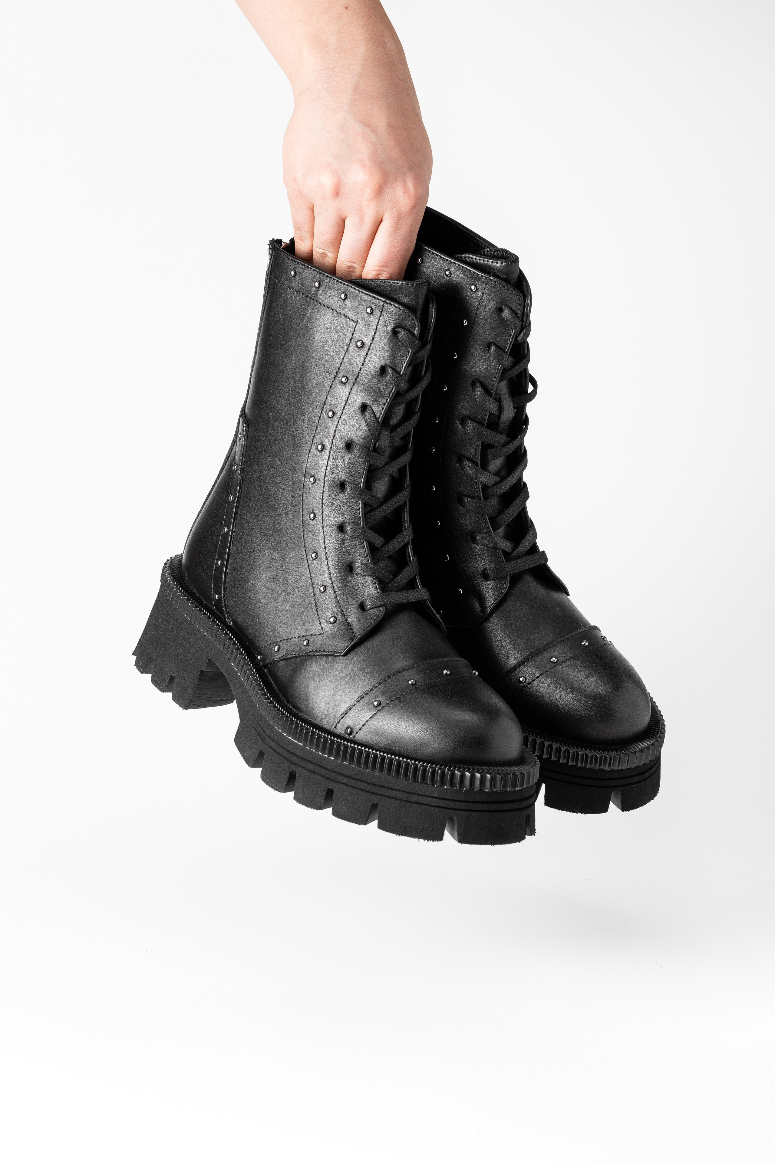 Рекламное фото ботинок на белом фоне