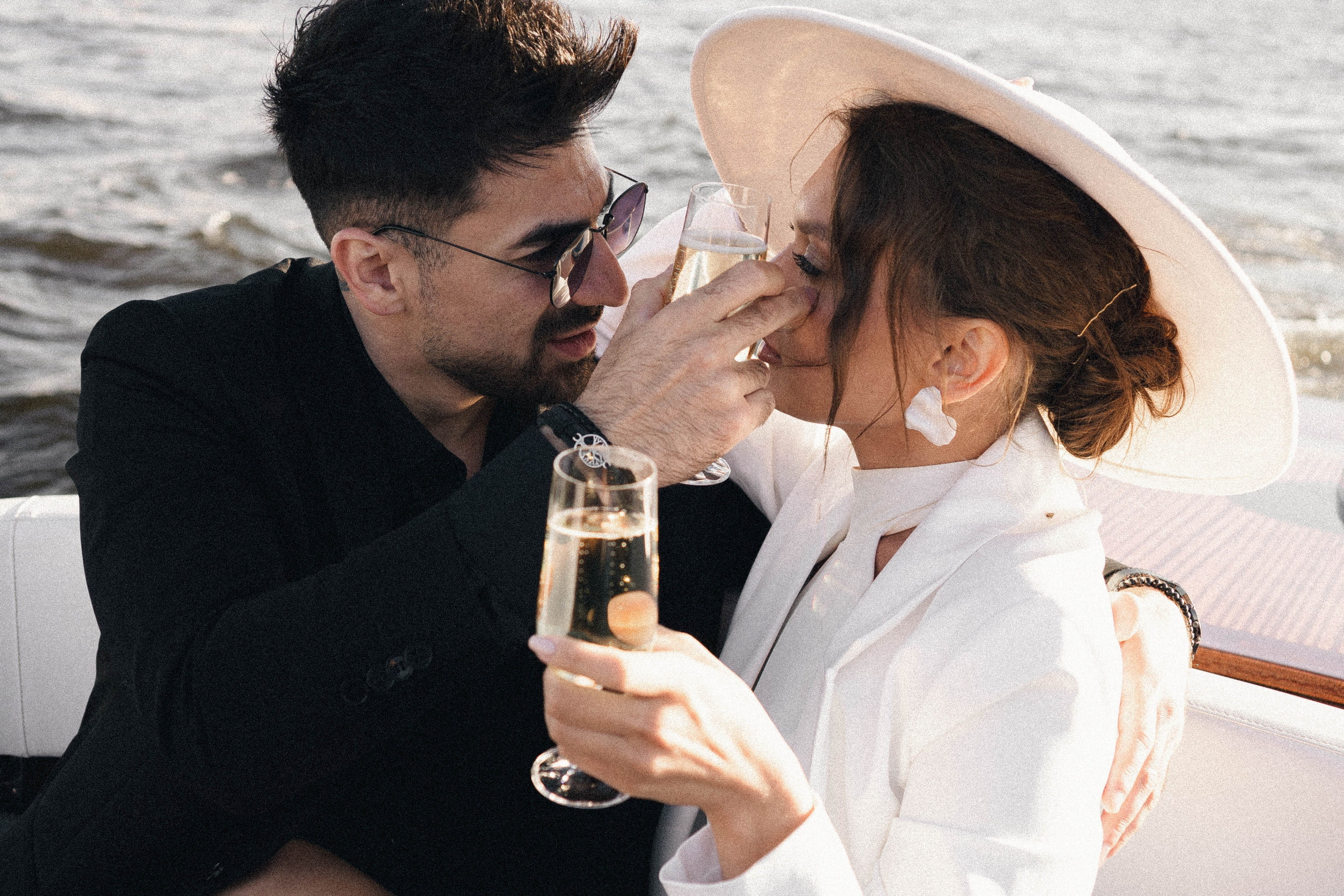 СВАДЕНБНАЯ СЬЕМКА НА КАТЕРЕ ПО КАНАЛАМ САНКТ-ПЕТЕРБУРГА И В АКВАТОРИИ НЕВЫ. Профессиональный фотограф, Санкт-Петербург — Виктория Богомолова