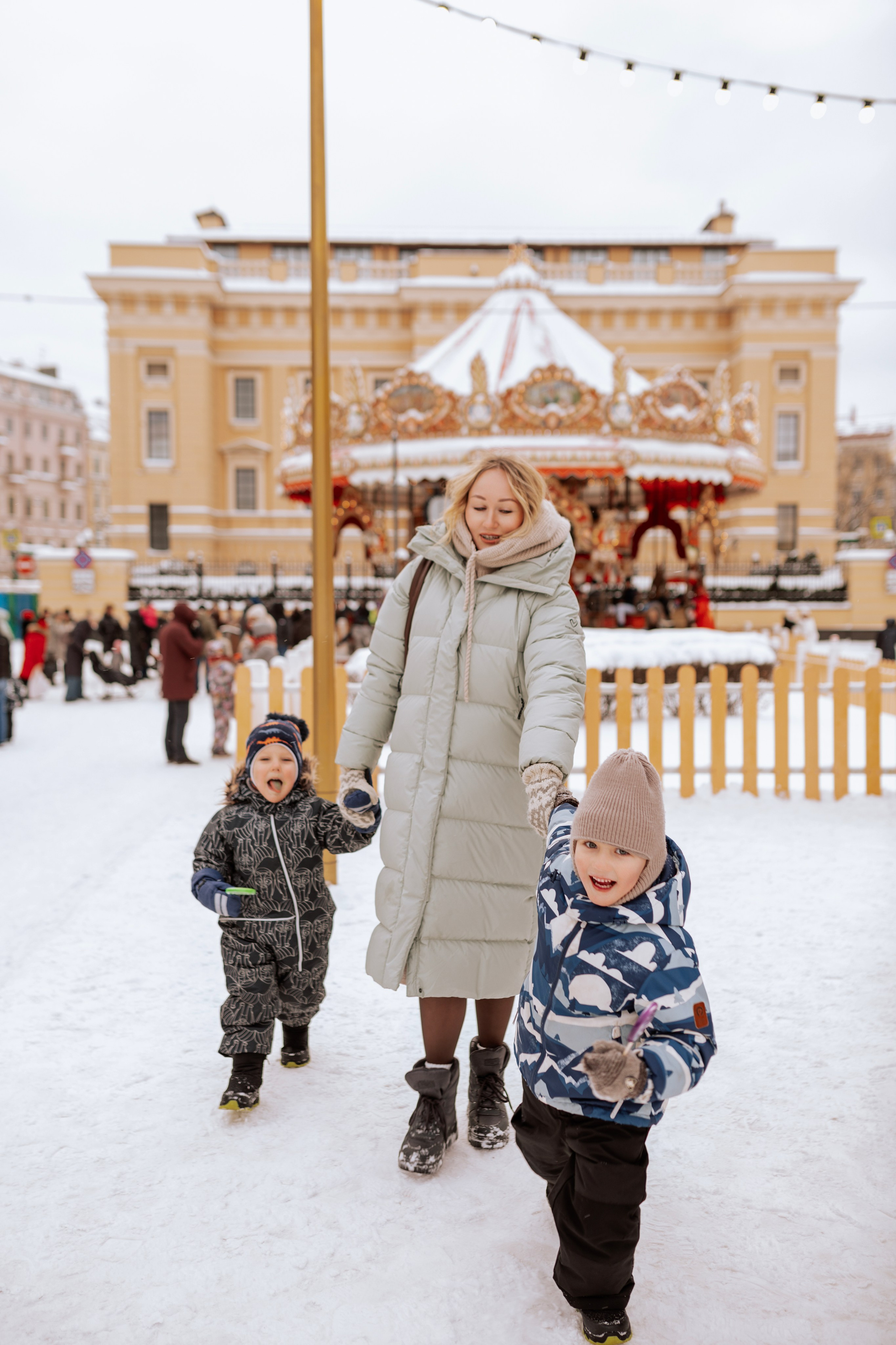 Семейная, Манежная площадь