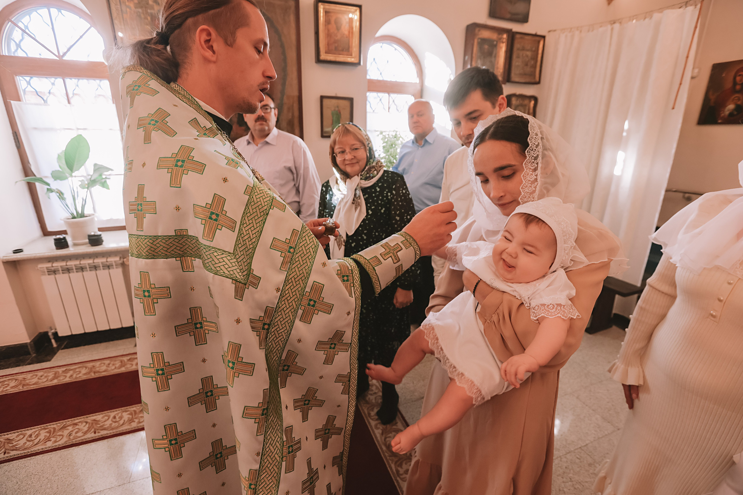 Крещение круглая церковь. Семейный фотограф Тюмень, фотограф на роды Салмина Мария