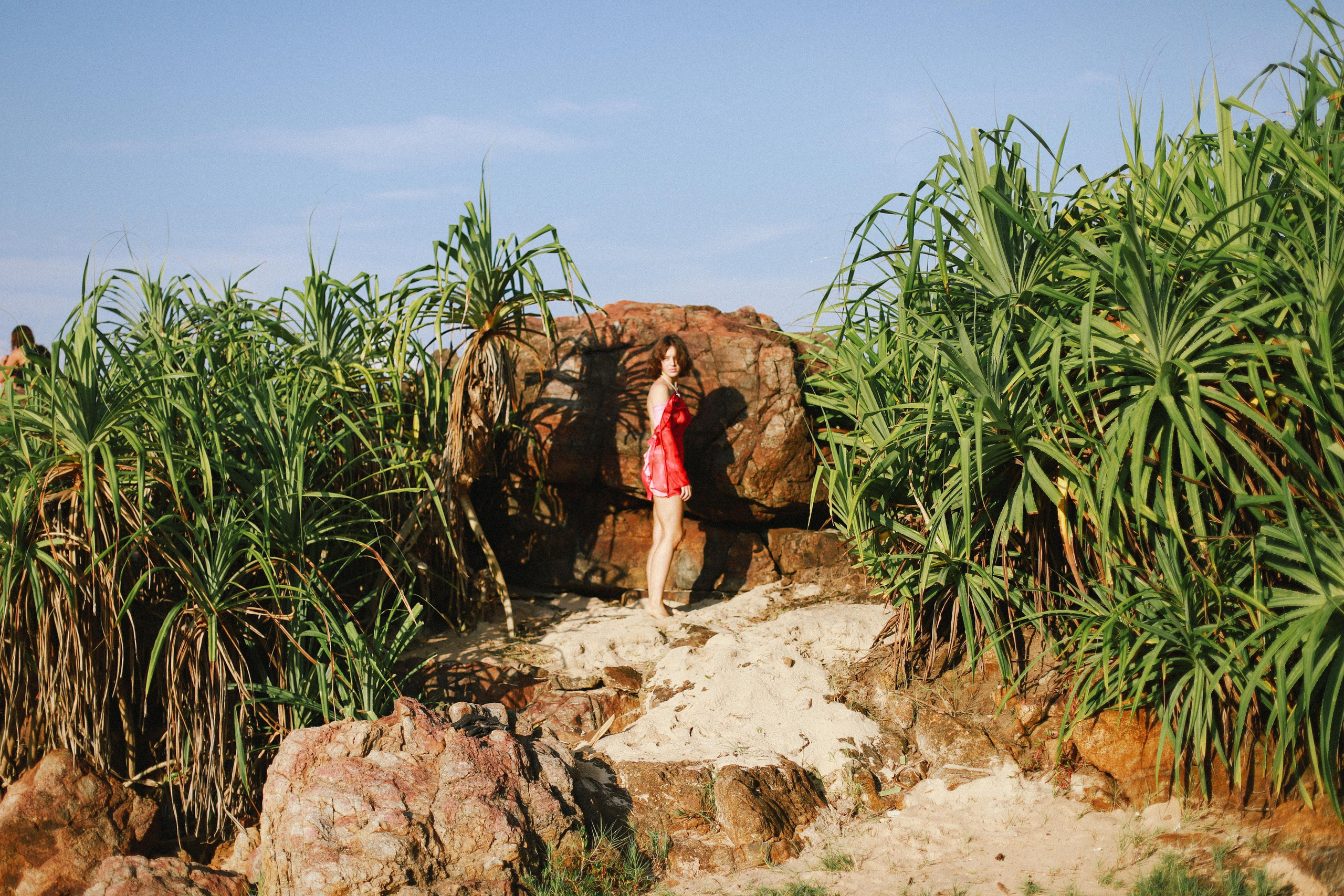 Арт-портрет в стиле 35 мм: девушка в красном платье с банановым листом в натуральном бассейне | Вера Казанцева — фотограф Шри-Ланка. Фотограф на Шри-Ланке