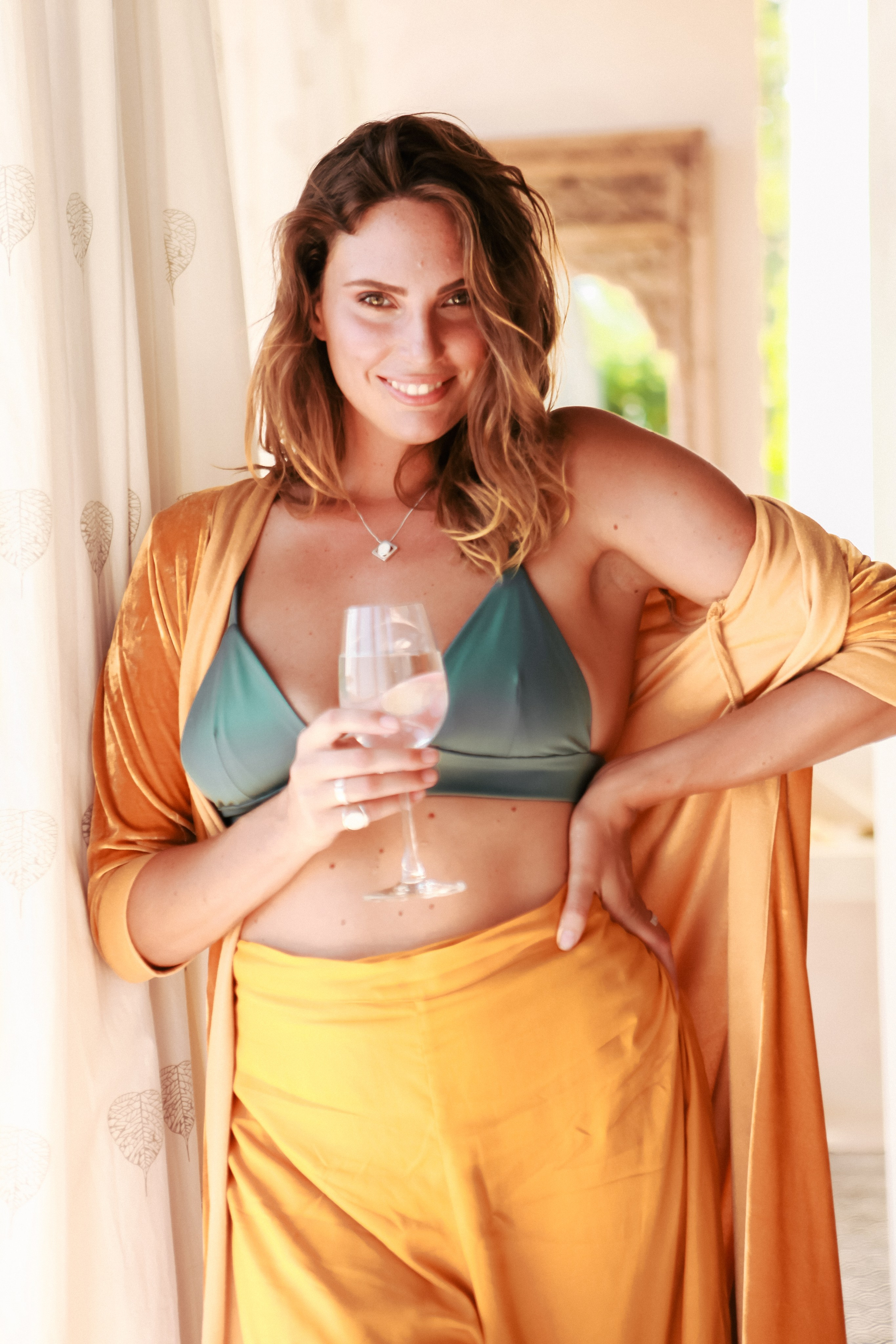 Девушка в красном платье в отеле Malabar Hill — Роскошная портретная съемка | Шри-Ланка. Фотограф на Шри-Ланке