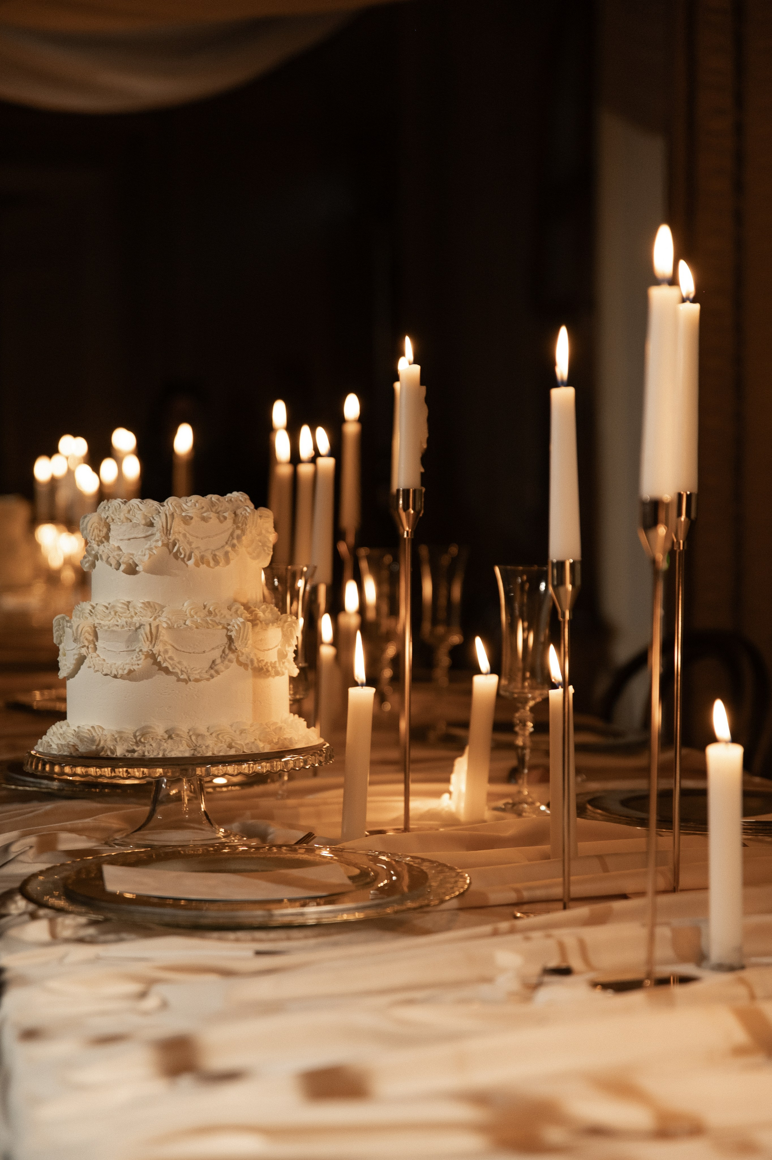 Камерный свадебный ужин при свечах в старинном особняке в фотостудии 21. Kult. Ярослава Ерина — свадебный фотограф в Москве