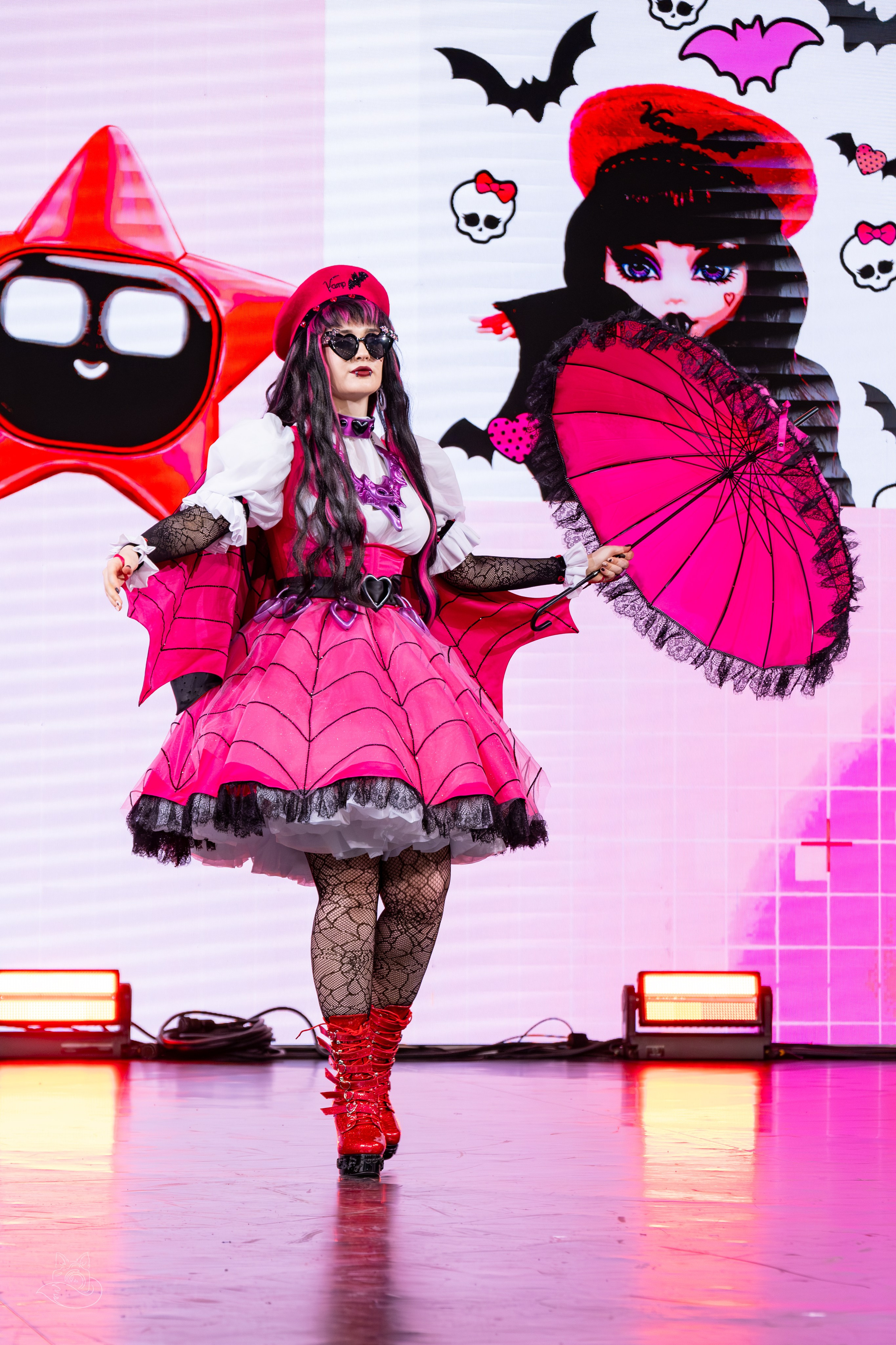 Сцена РЭД ЭКСПО 2024. Косплей фотограф