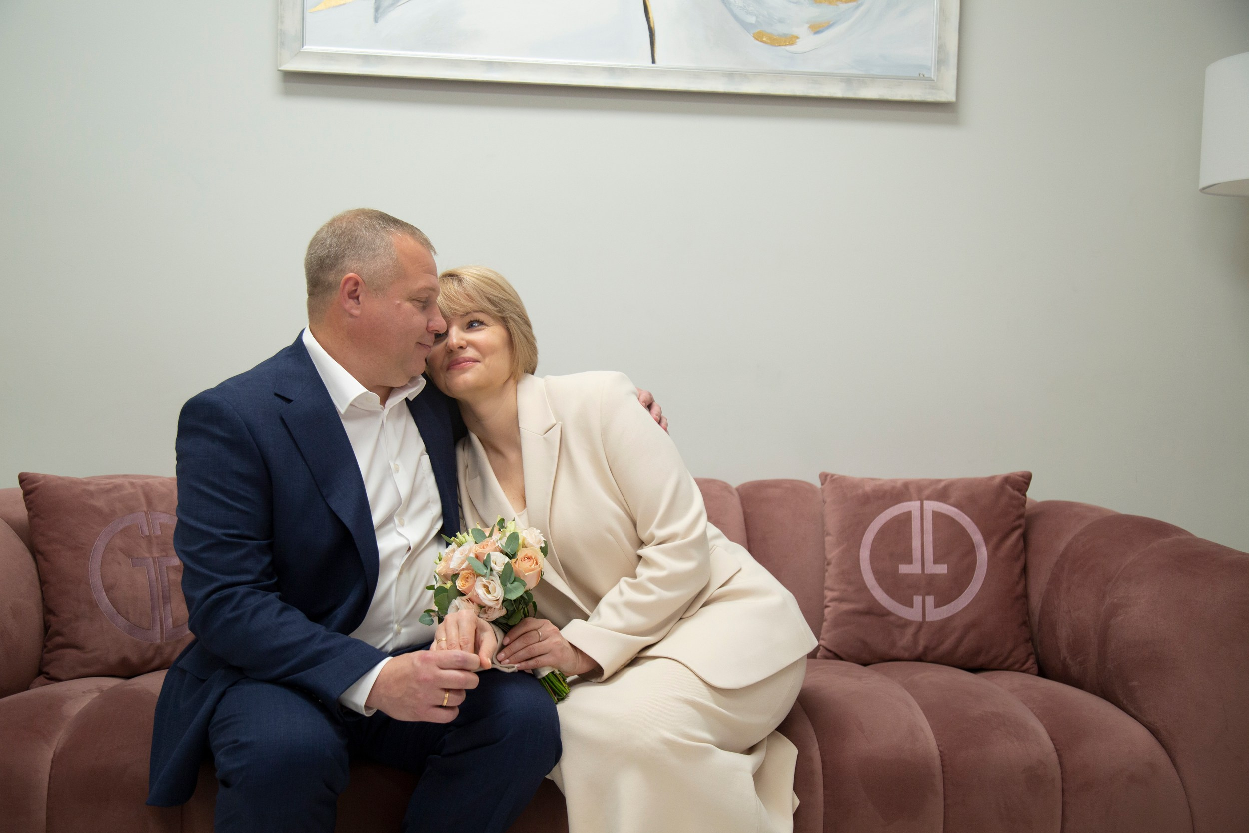 Свадебная фотосессия в Шипиловском ЗАГСе в Москве Олега и Елены. Фотосессия в студии в Москве от профессионального фотографа услуги по доступным ценам