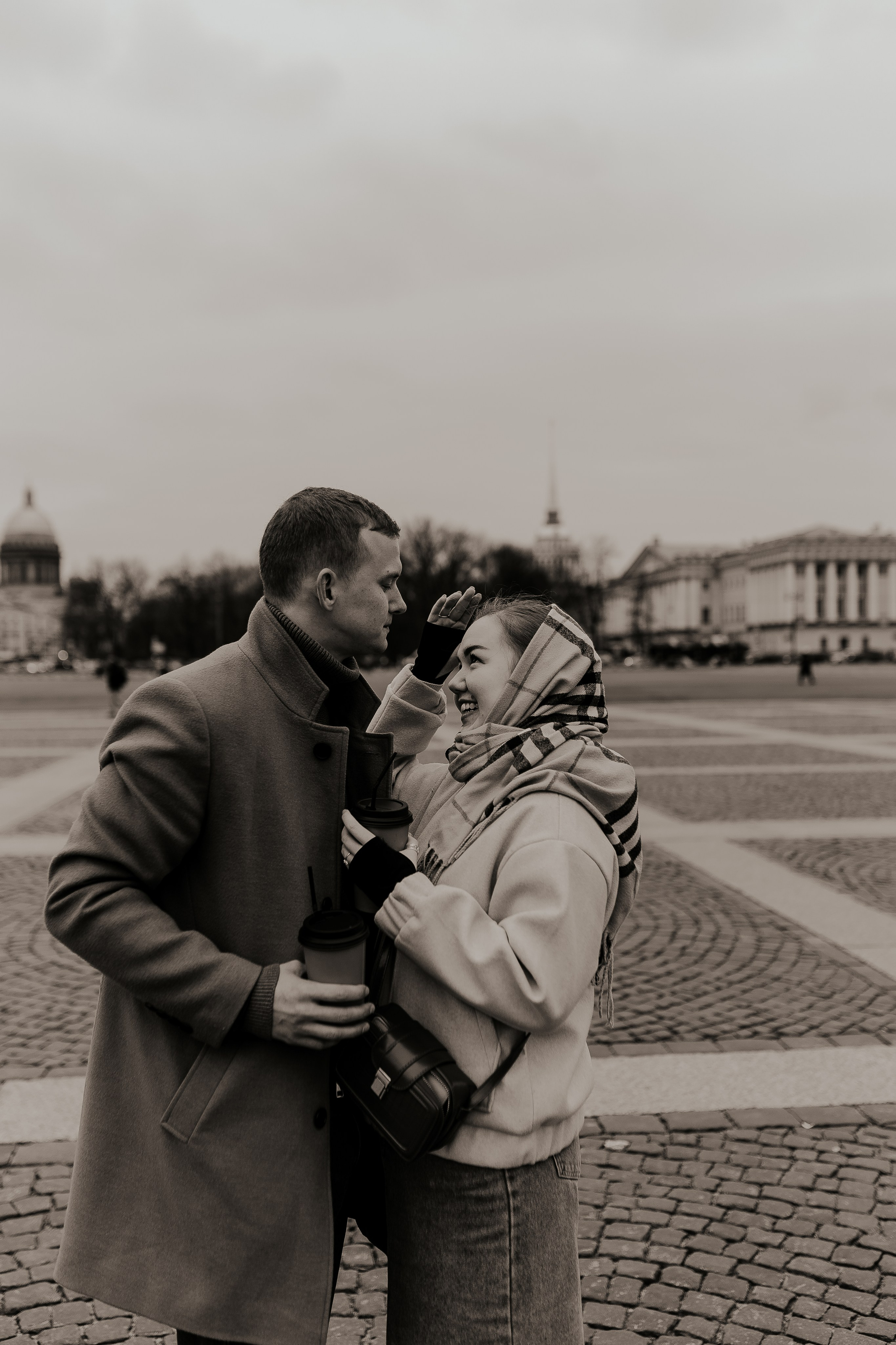 Пара гуляет по Петербургу. Фотограф в Санкт-Петербурге Лиза Семченкова