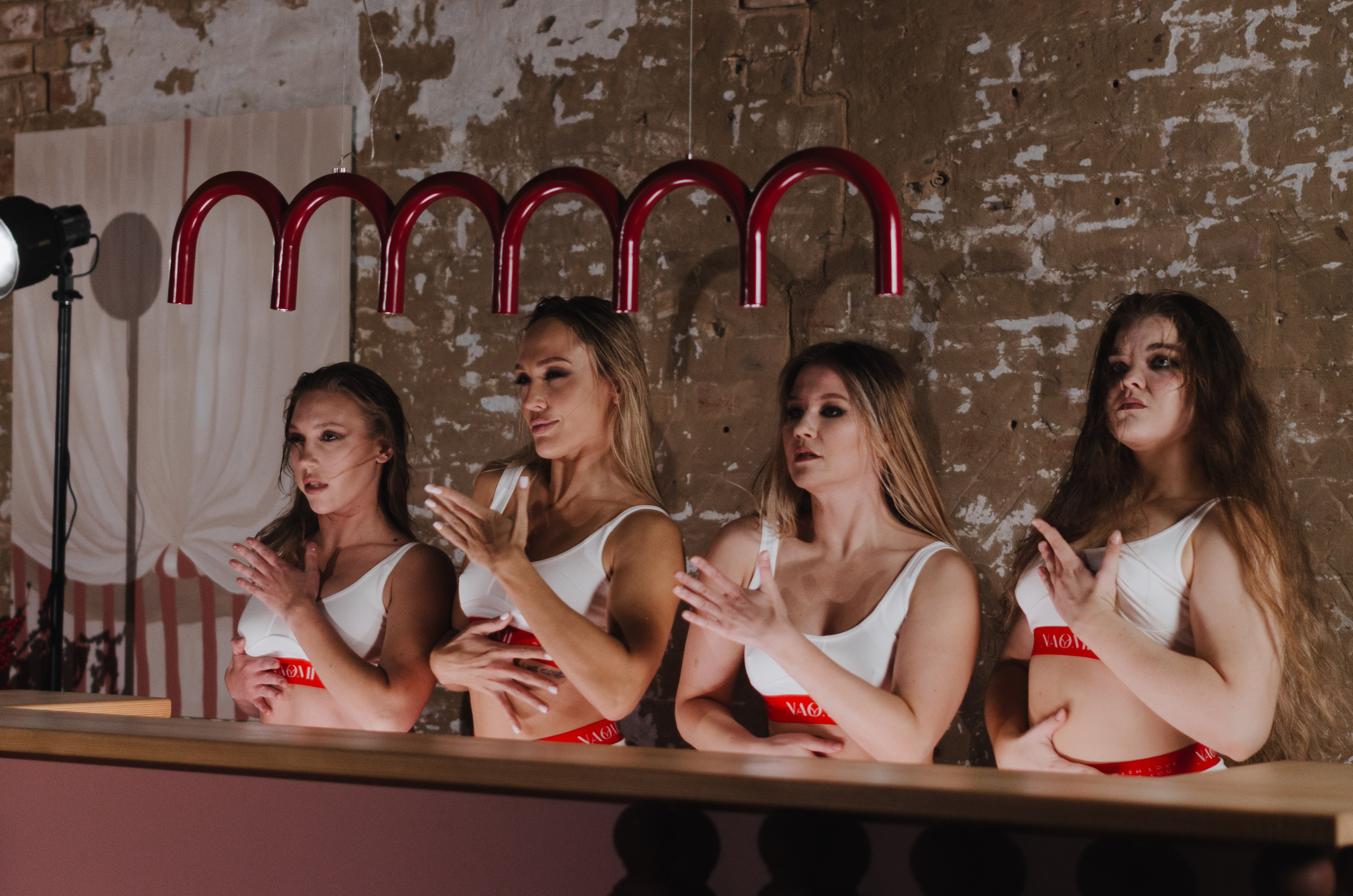 Фото-подглядки с видеосъемки танцевальной команды «Secret». Денисова Аля — фотограф для парных съемок и индивидуальных историй в Барнауле