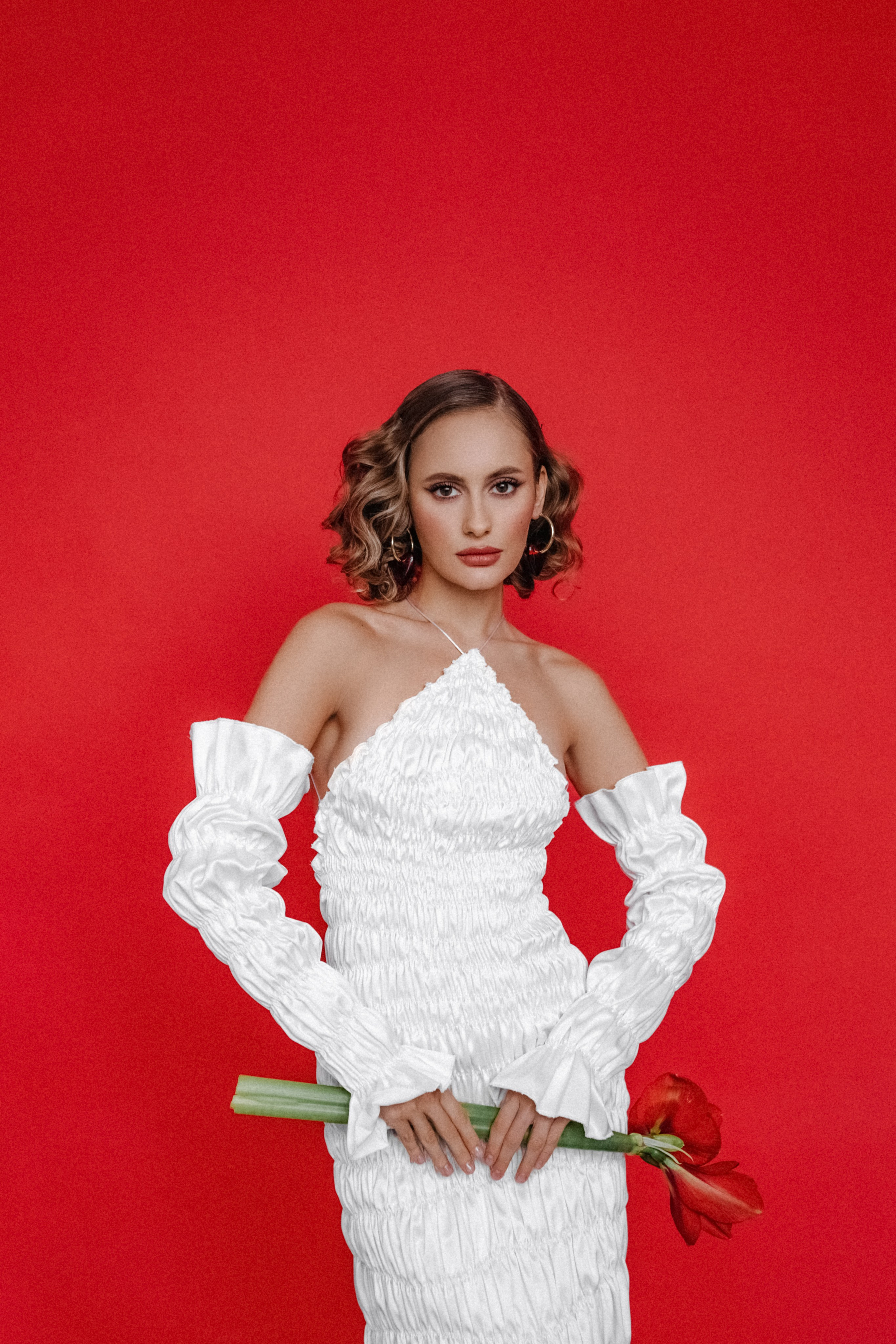 Ангелина. Фотосессия на красном фоне с цветами. Фотограф в Москве Ольга Сатони