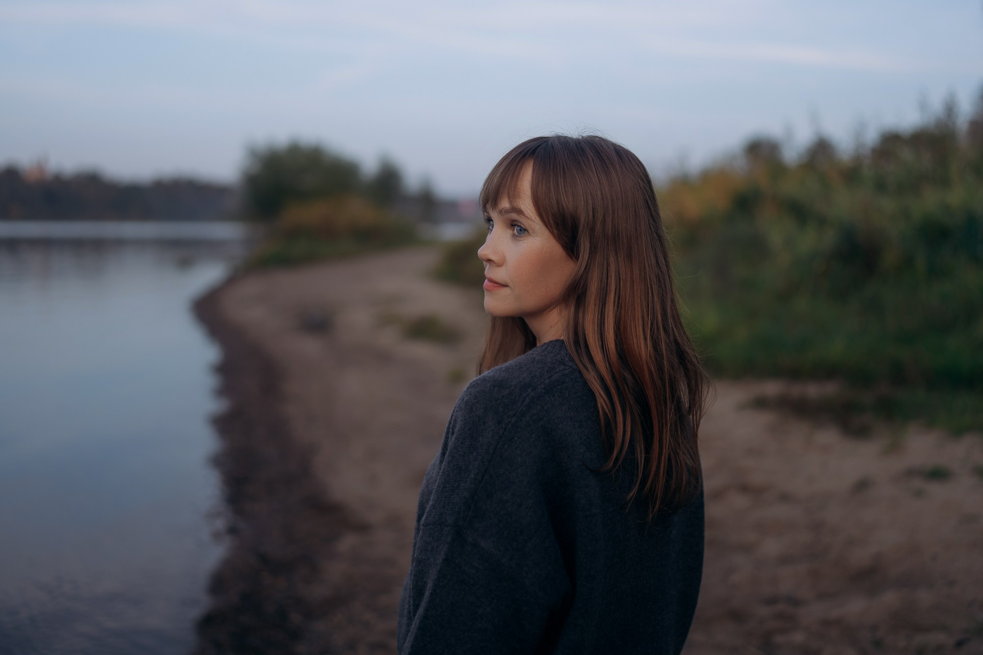 Индивидуальная летняя фотосессия на берегу реки. Свадебный и репортажный фотограф в Ярославле Евгений Сальников