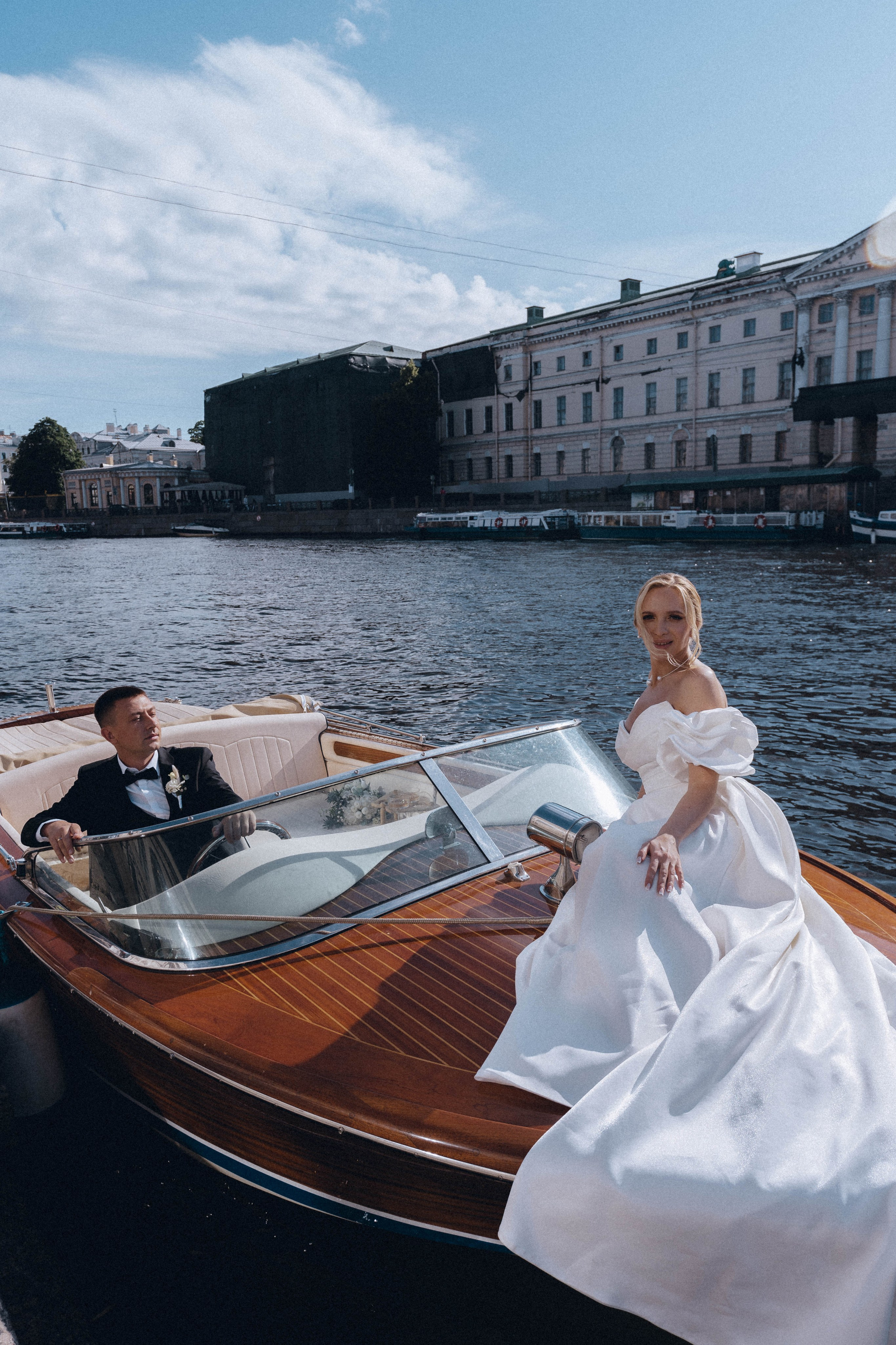 СВАДЕНБНАЯ СЬЕМКА НА КАТЕРЕ ПО КАНАЛАМ САНКТ-ПЕТЕРБУРГА И В АКВАТОРИИ НЕВЫ. Профессиональный фотограф, Санкт-Петербург — Виктория Богомолова