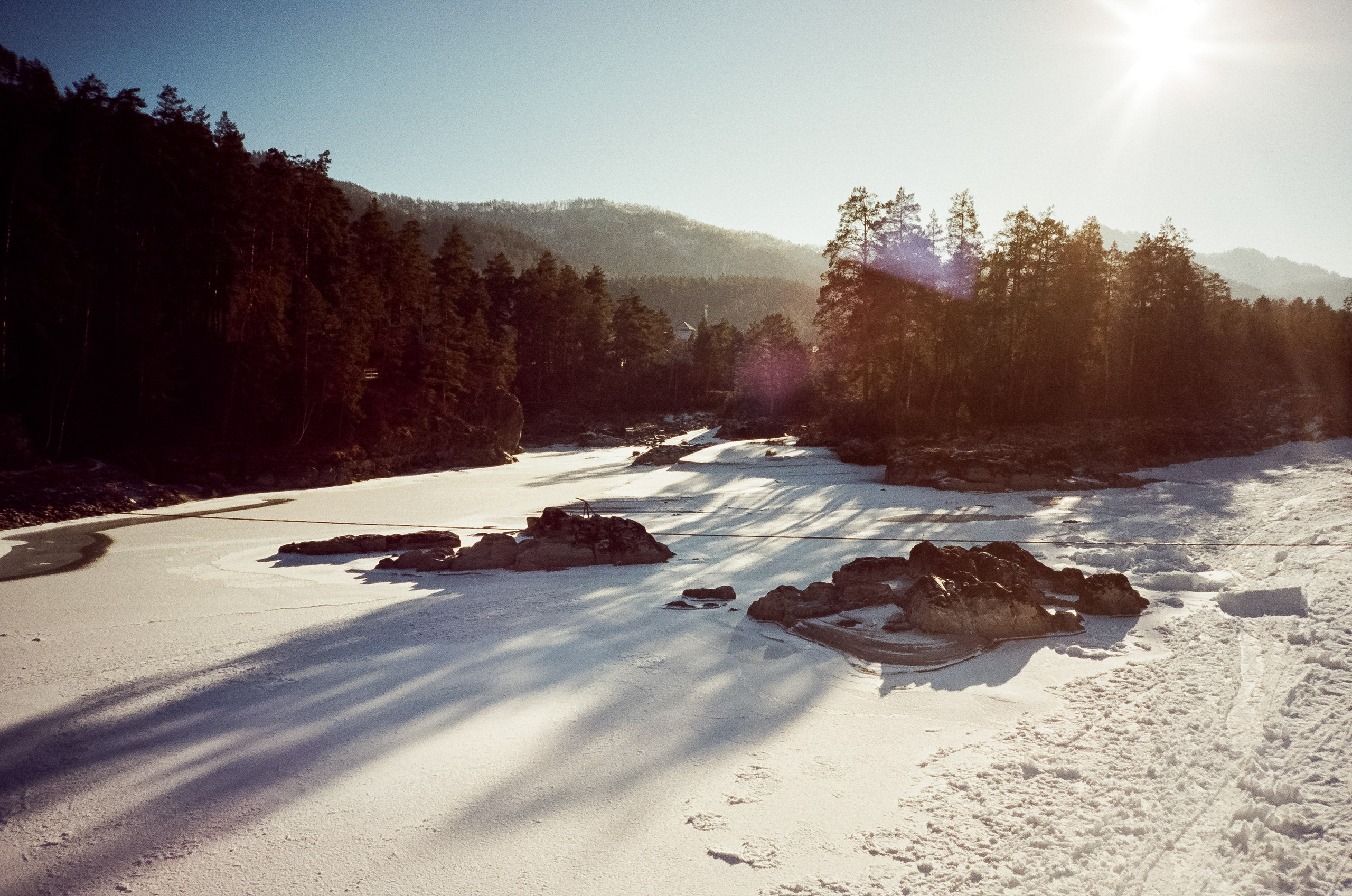 Подвесной мост Царская охота и база Белые скалы. Ледяная Катунь на сол. Фотограф-документалист Мария Осокина