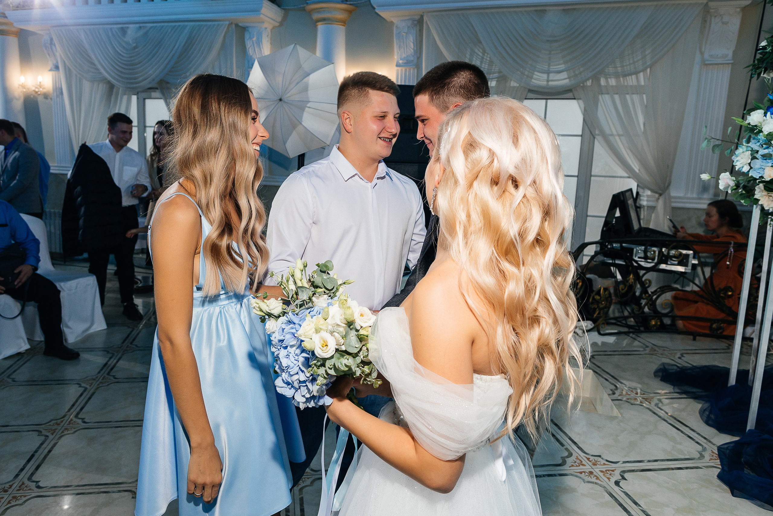 Стильная фотосессия пары в интерьерах ресторана. Олег Сверчков | Свадебный фотограф Вологда