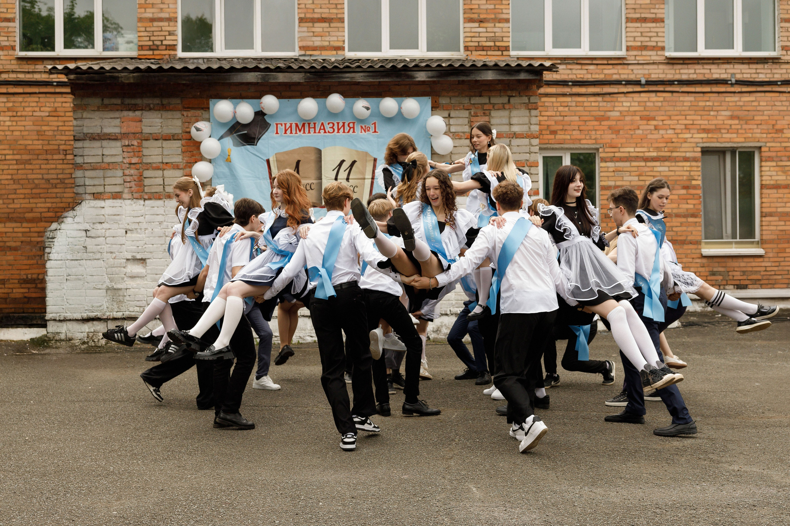 Последний звонок Гимназия Артем. Photoalbum-vl.ru