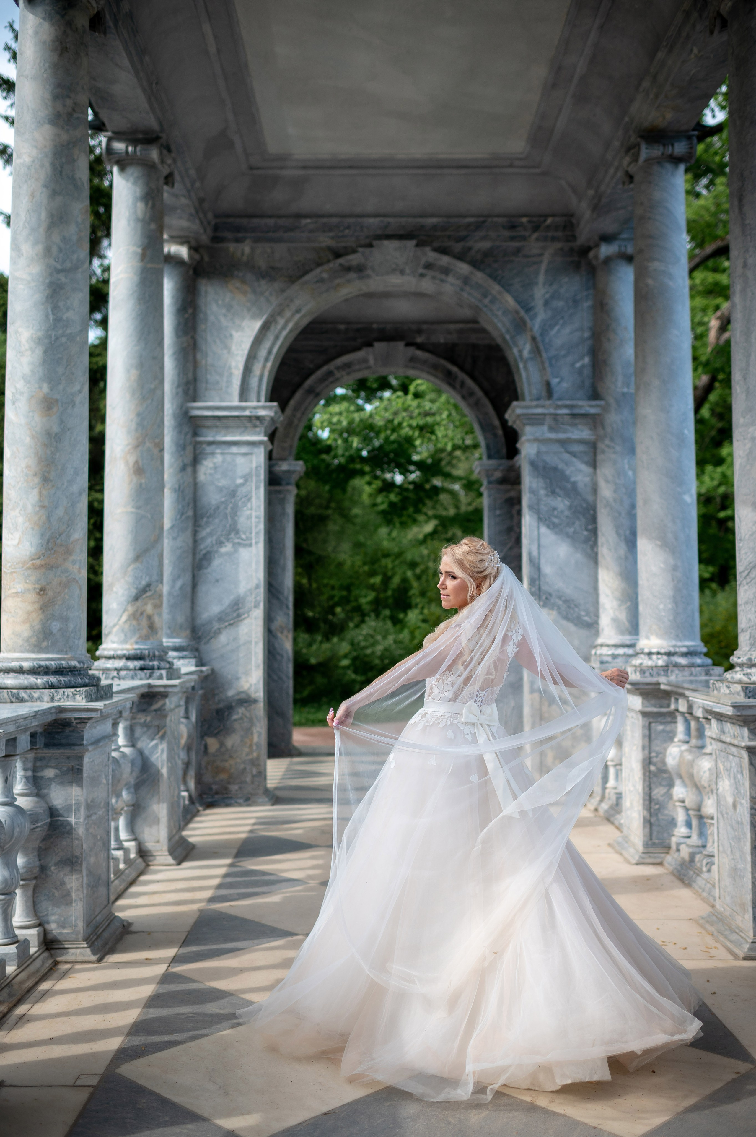 Евгения (фотосессия с малиновым chevrolet camaro, в сирени в Пушкине в Екатерининском парке). Портретный, семейный и свадебный фотограф в Санкт-Петербурге и в Пушкине Ширяев Денис