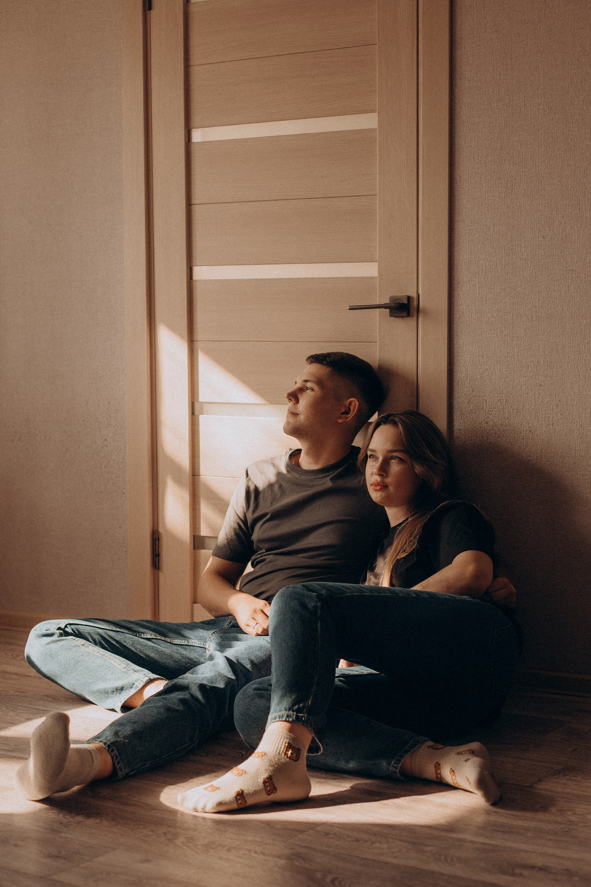 Солнце наполнило комнату светом, а вы — теплом. Свадебный фотограф Илья Бринк