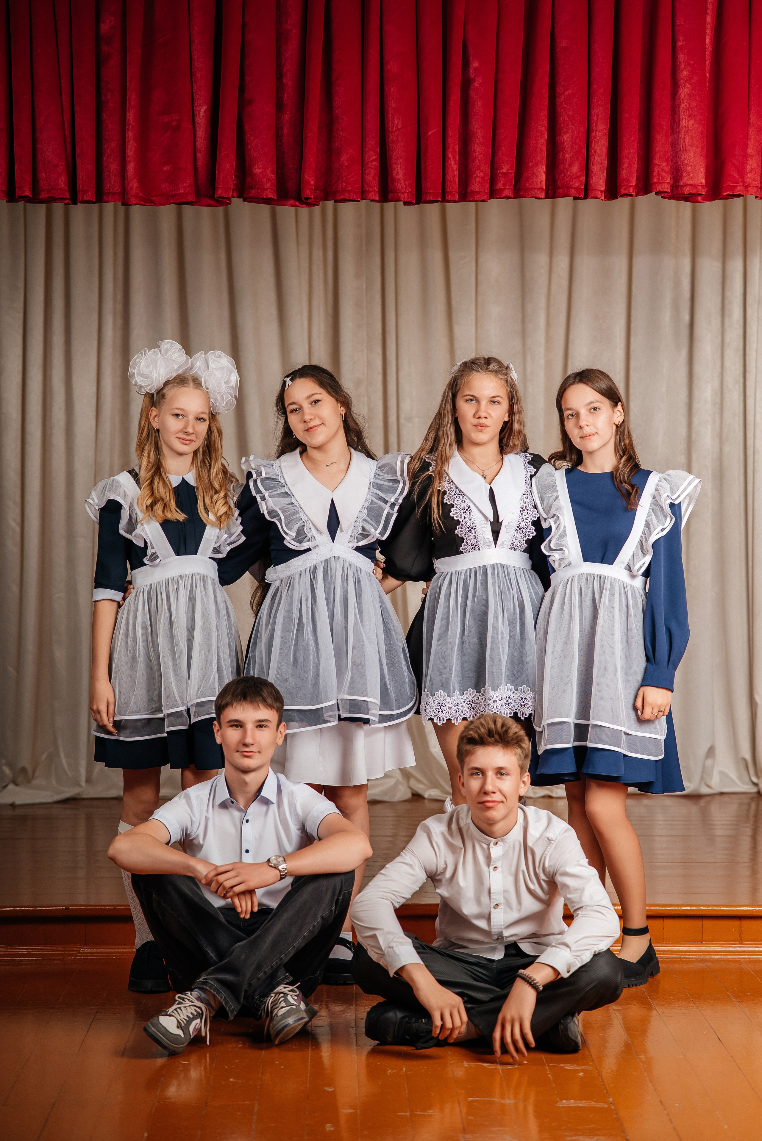 Классическая классика. Школьный фотограф в Валуйках. Фотосессии для выпускников и изготовление выпускных альбомов в городе Валуйки и в Белгородской области