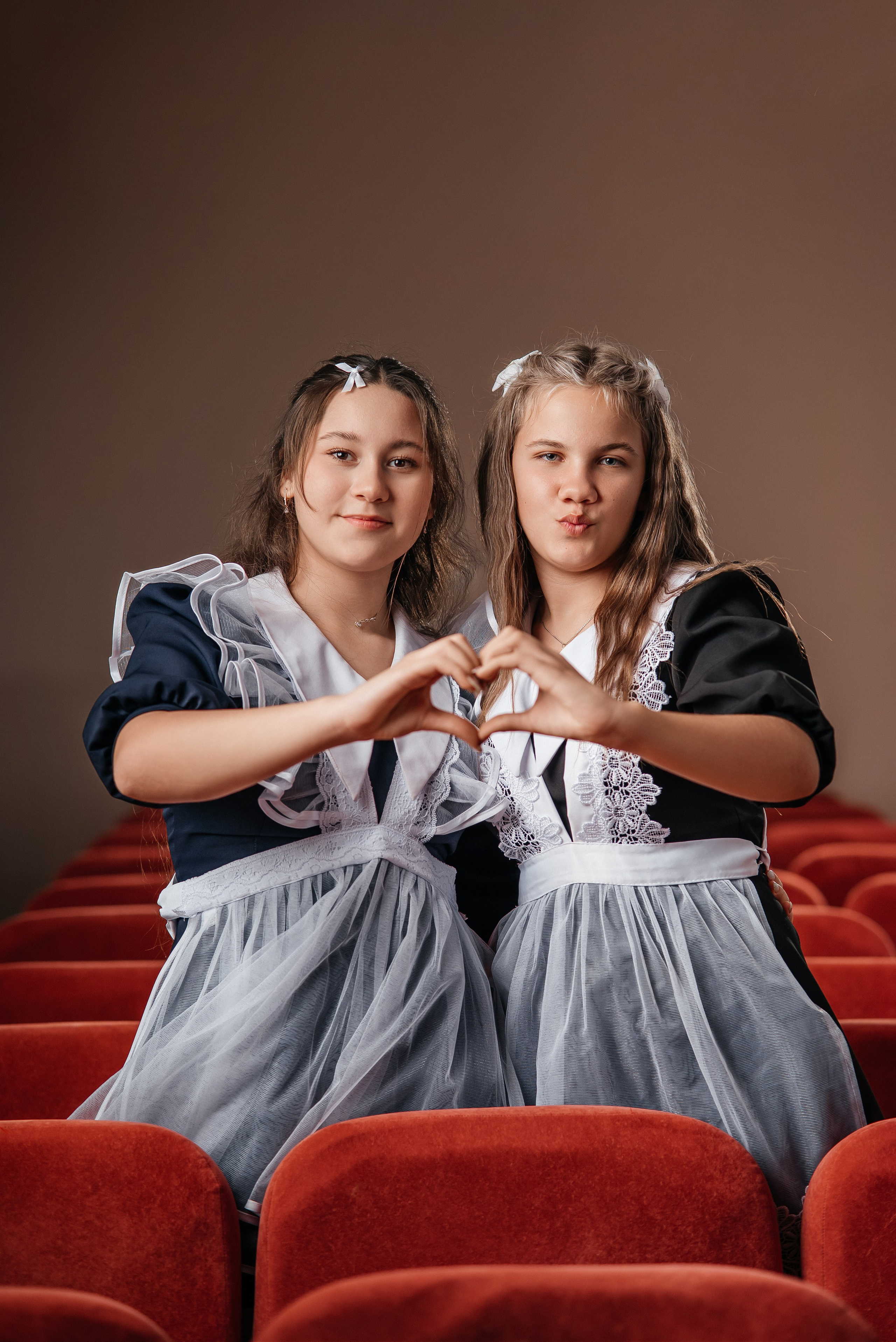 Классическая классика. Школьный фотограф в Валуйках. Фотосессии для выпускников и изготовление выпускных альбомов в городе Валуйки и в Белгородской области