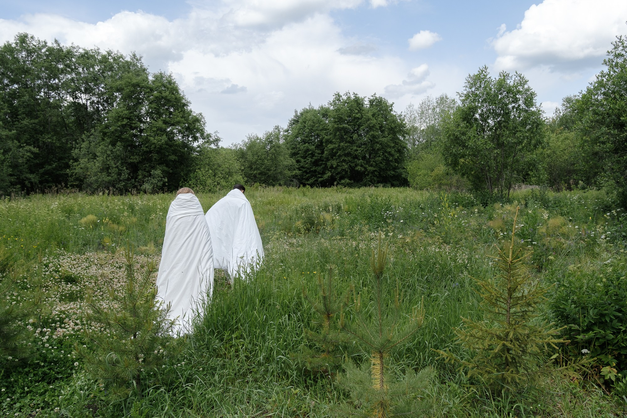 Черно-белая свадьба с вечерней церемонией под деревом. Свадебный фотограф Элли Федосеева