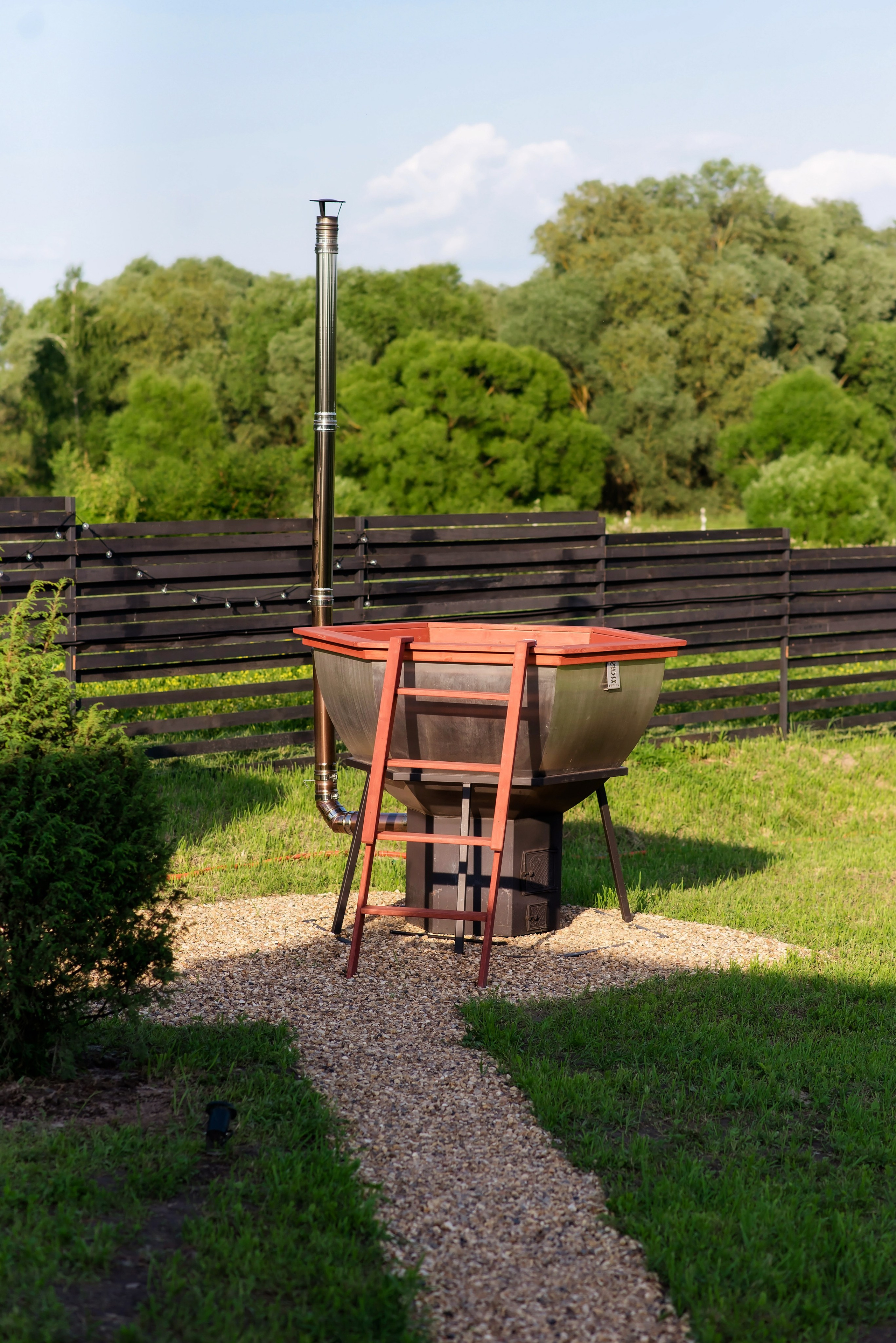Наша территория. Глэмпинг. Аренда дома для отдыха в Брянске. Банный чан, зона BBQ. Дом на озере в Брянске. Отдых Брянск