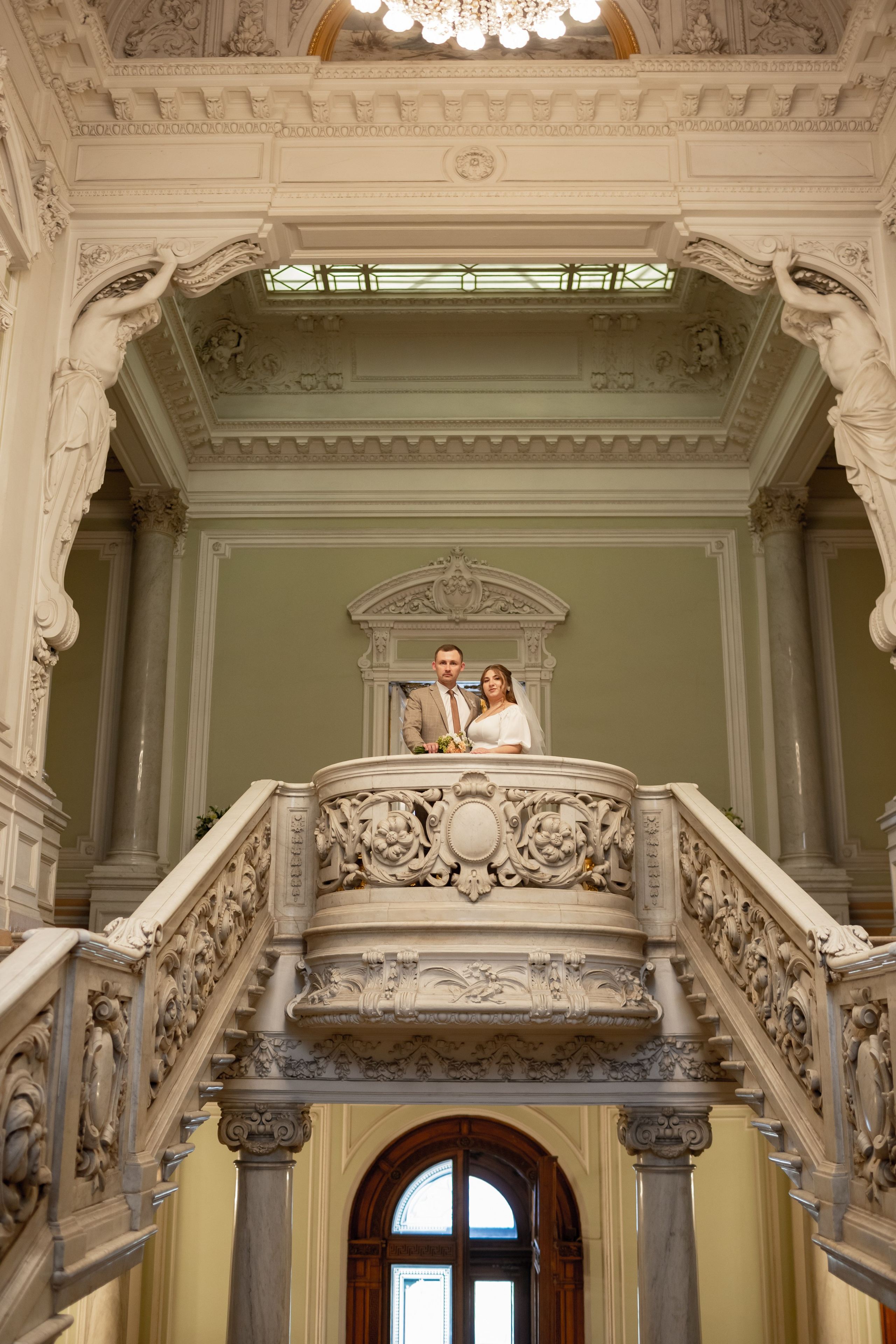 Фотография на балконе во дворце бракосочетания.