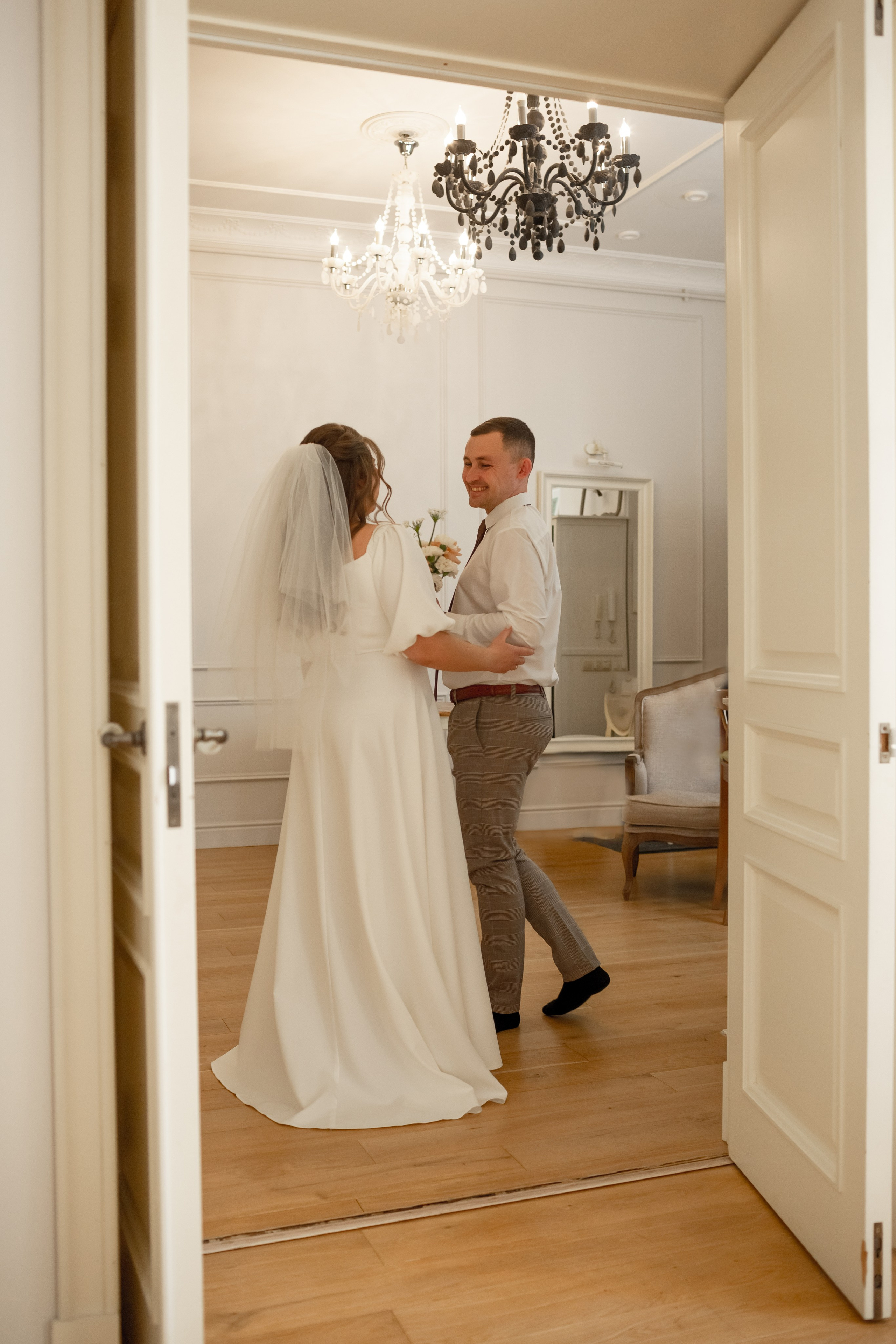 Жених впервые видит невесту в свадебном образе.