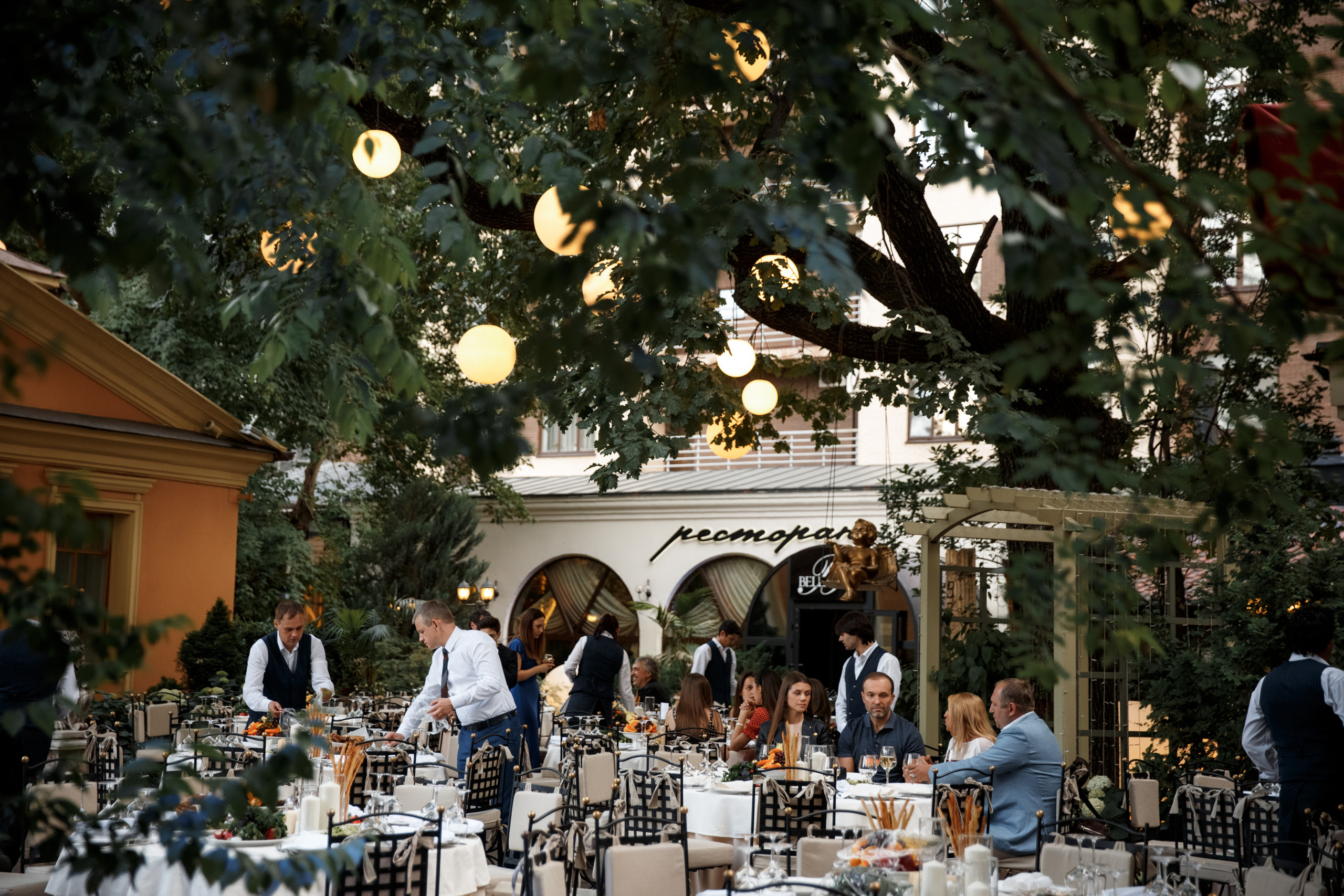 Gala Dinner Rolls-Royce. Anton Prokopenkov Wedding and Portrait Photographer