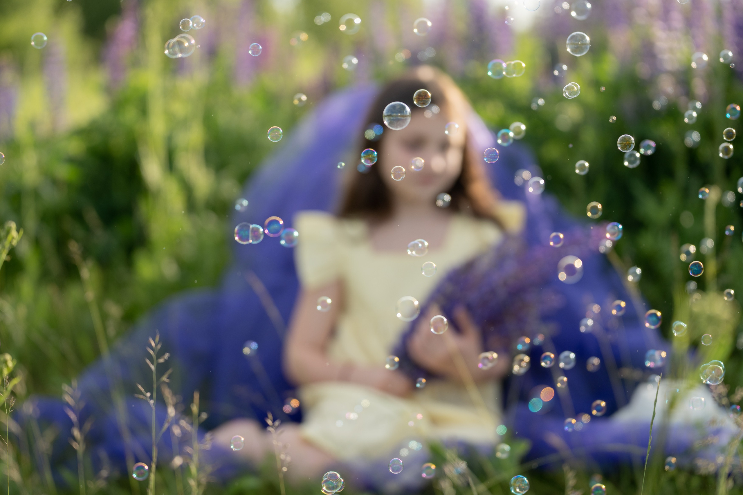 Детская фотосессия в люпинах. Портретный фотограф Олеся Владимирова в Москве