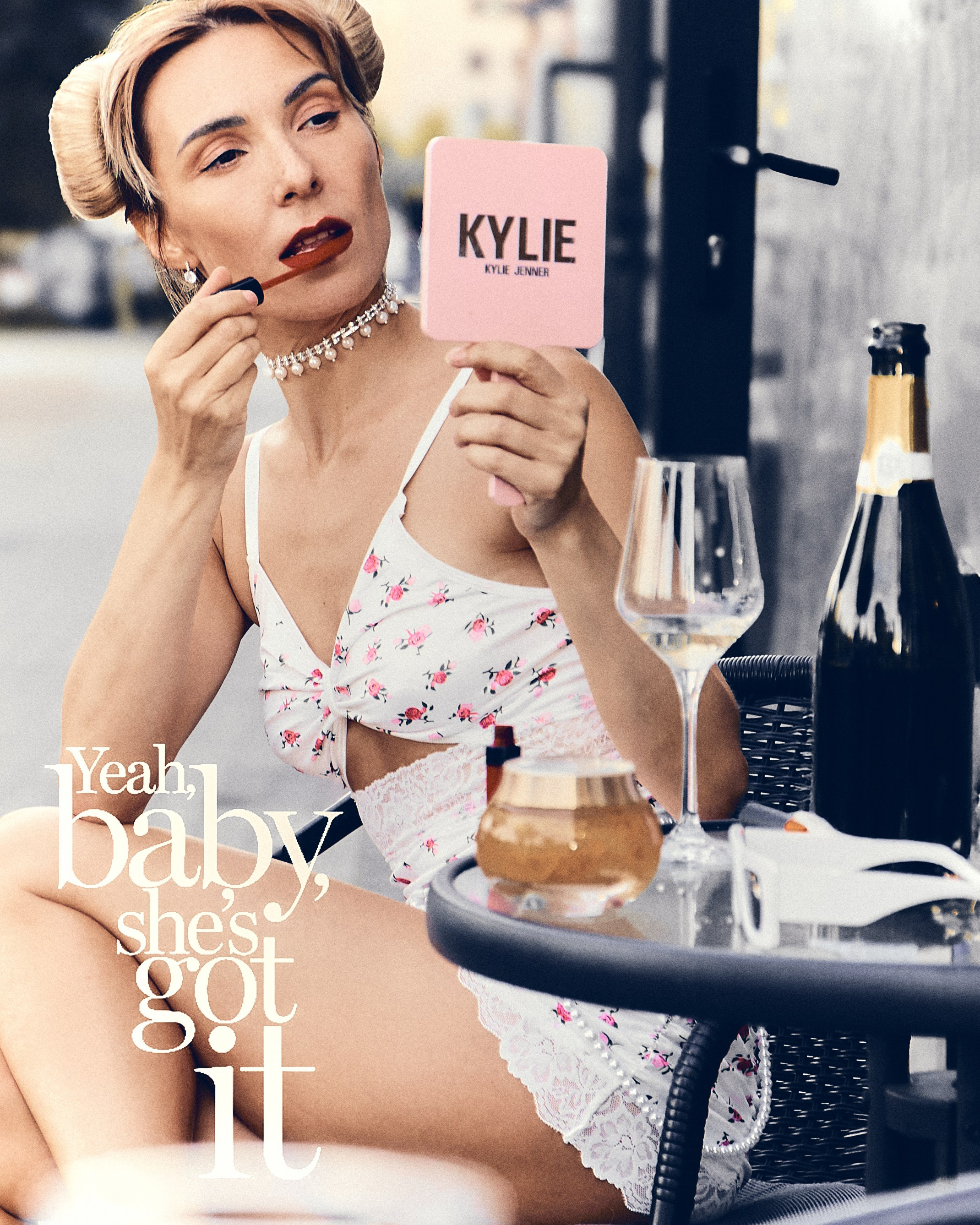 Уличная женская фотосъемка живые эмоции в Калининграде винный магазин ЖК Цветной бульвар Калининград 