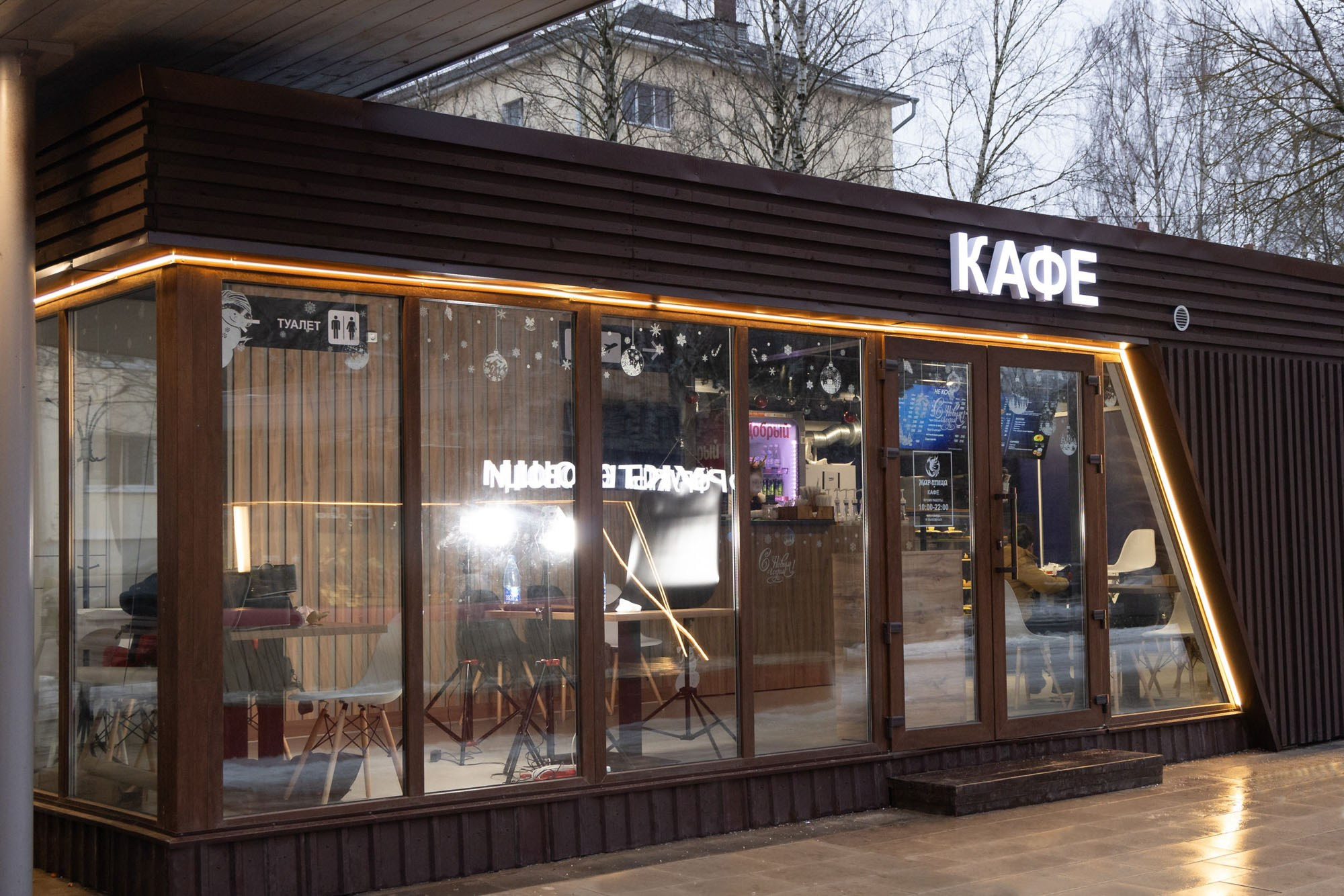 Вид торгового павильона снаружи.