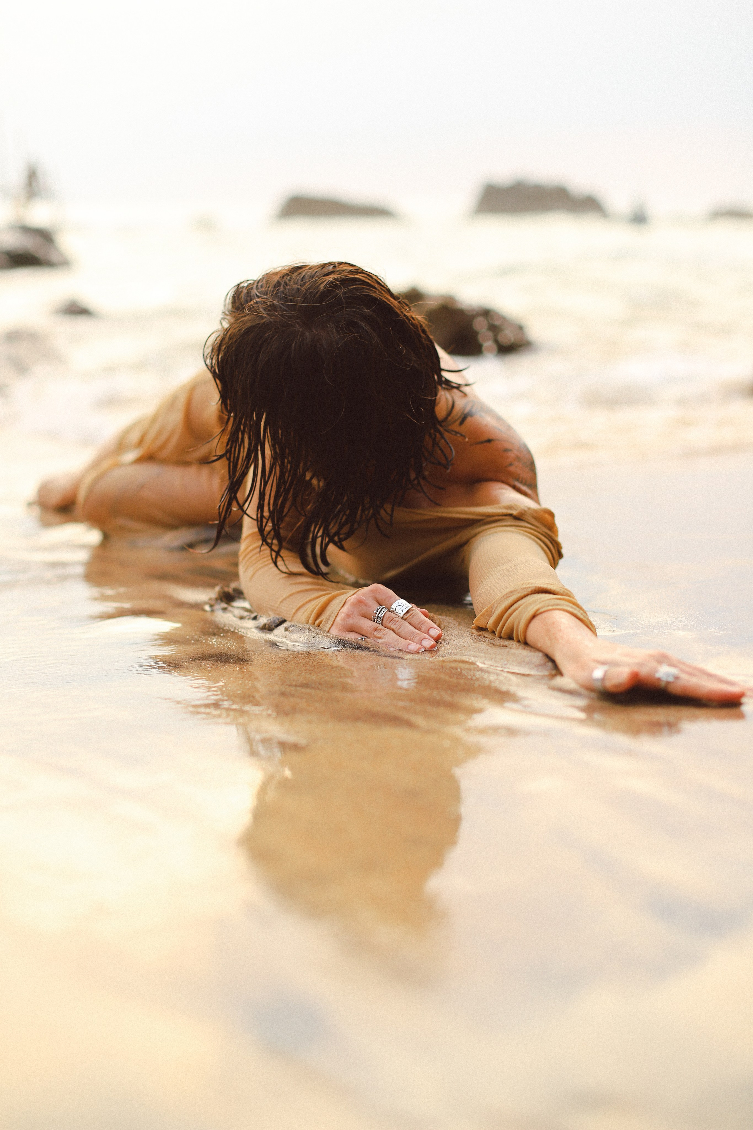 Эстетичные кадры на закате: девушка в прозрачном платье на камнях у отеля Naomi Beach | Нюд-фото. Фотограф на Шри-Ланке