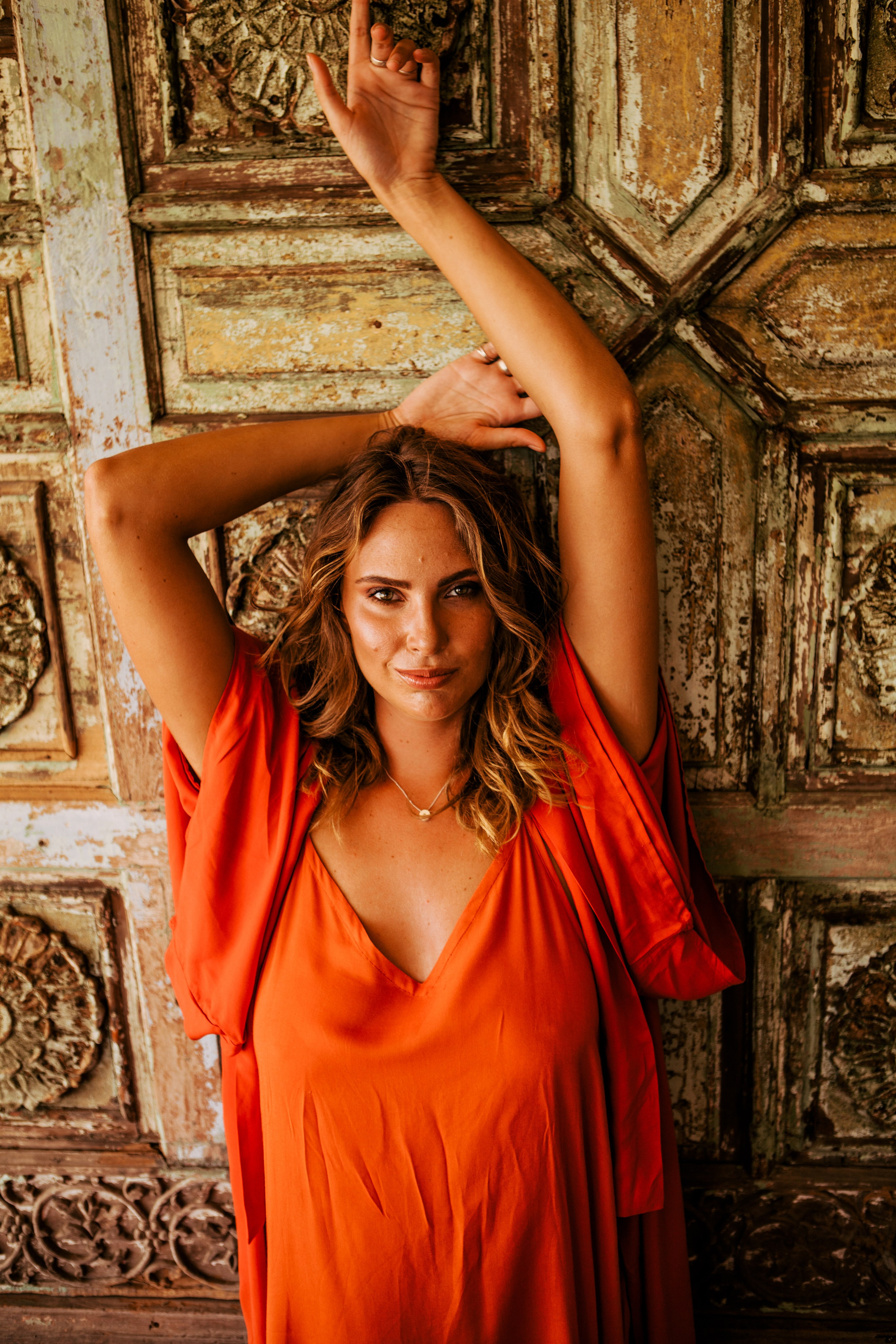 Девушка в красном платье в отеле Malabar Hill — Роскошная портретная съемка | Шри-Ланка. Фотограф на Шри-Ланке