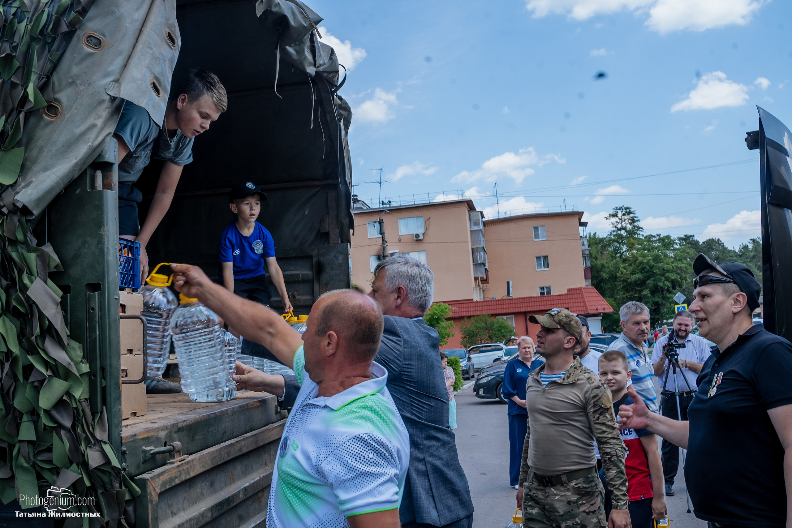 8 июня «Патриоты из Курска» сбор гуманитарной помощи у кинотеатра «Родина». Фотограф Нижний Новгород Татьяна Кейод