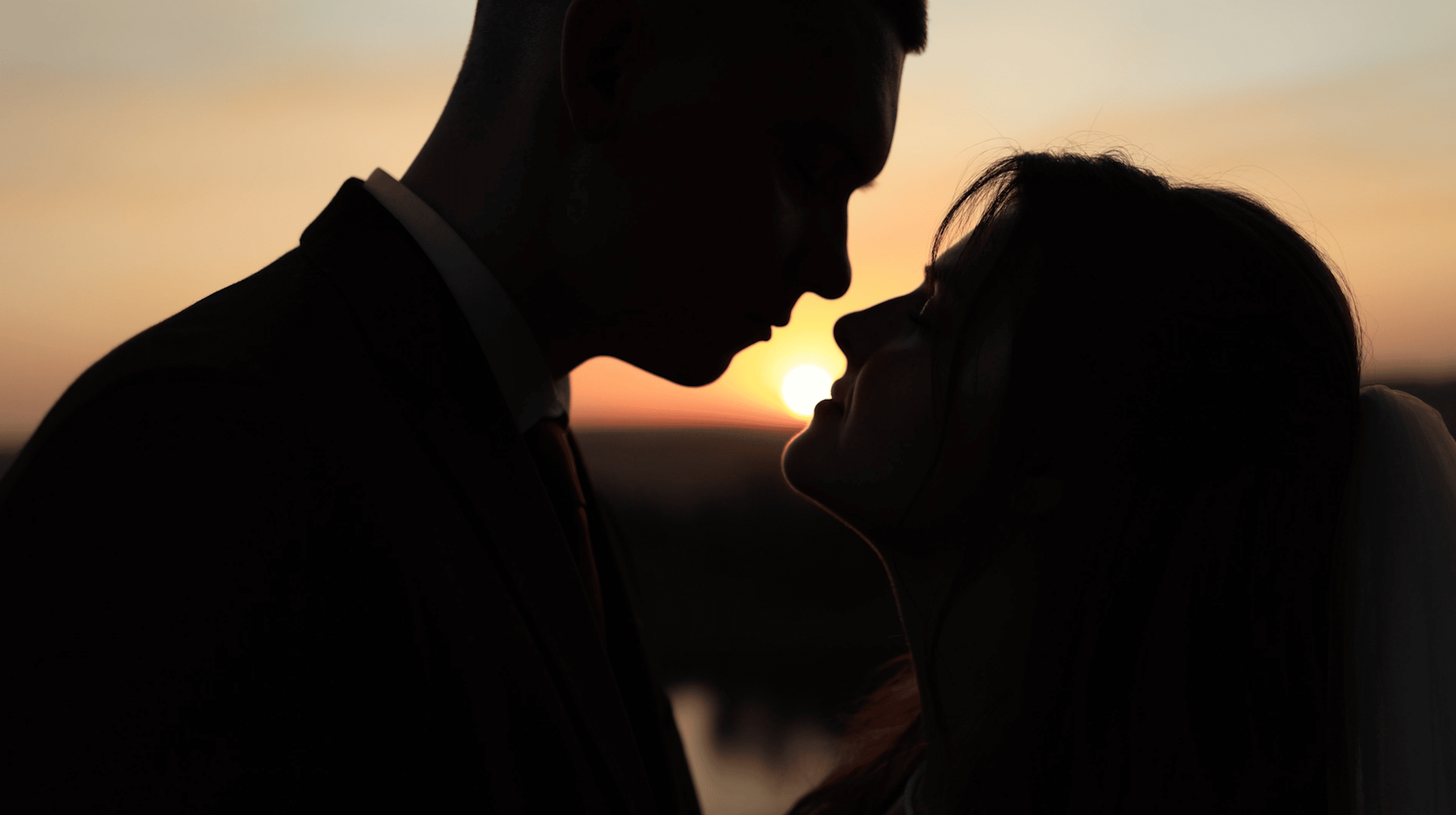 Видеосьемка молодой пары на закате солнца