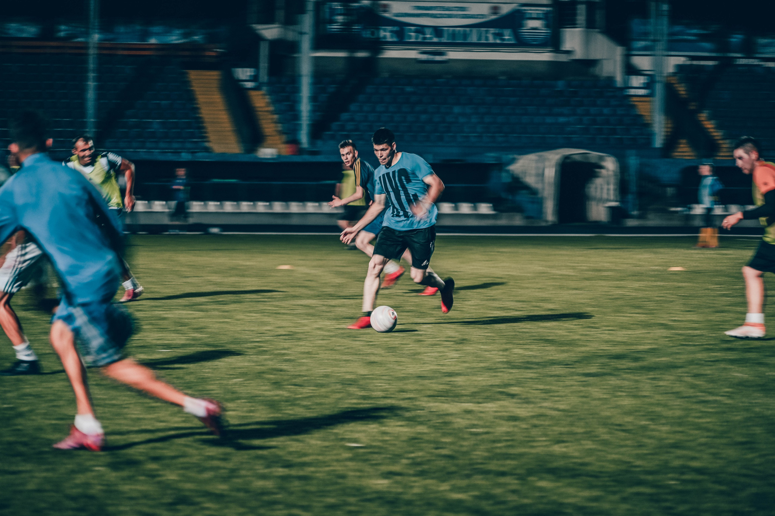 Фотосъёмка футбольной тренировки на стадионе. Фотограф Александр Орымбаев