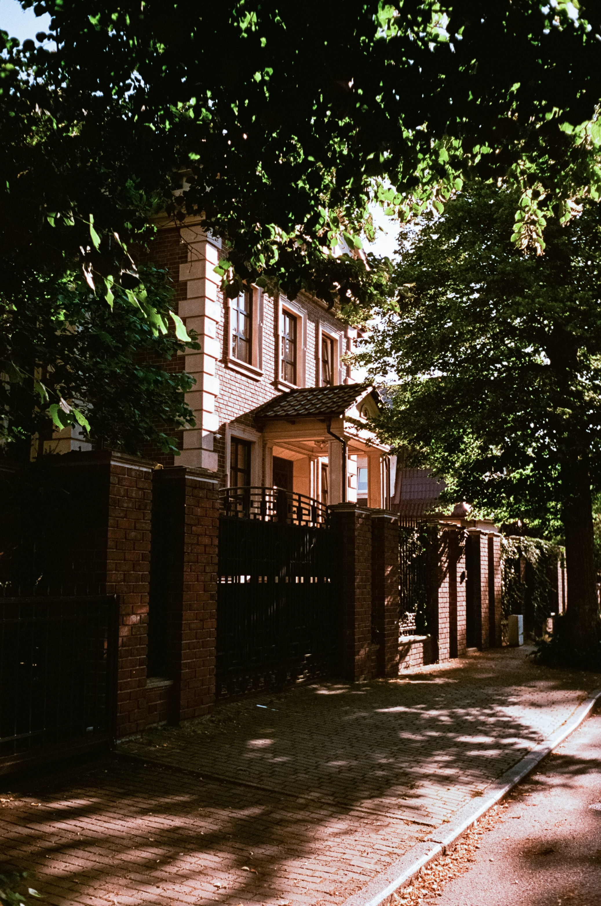 Калининград в солнечный день 7 июля 2024 года / Aerocolor IV / Minox 35GT (2)