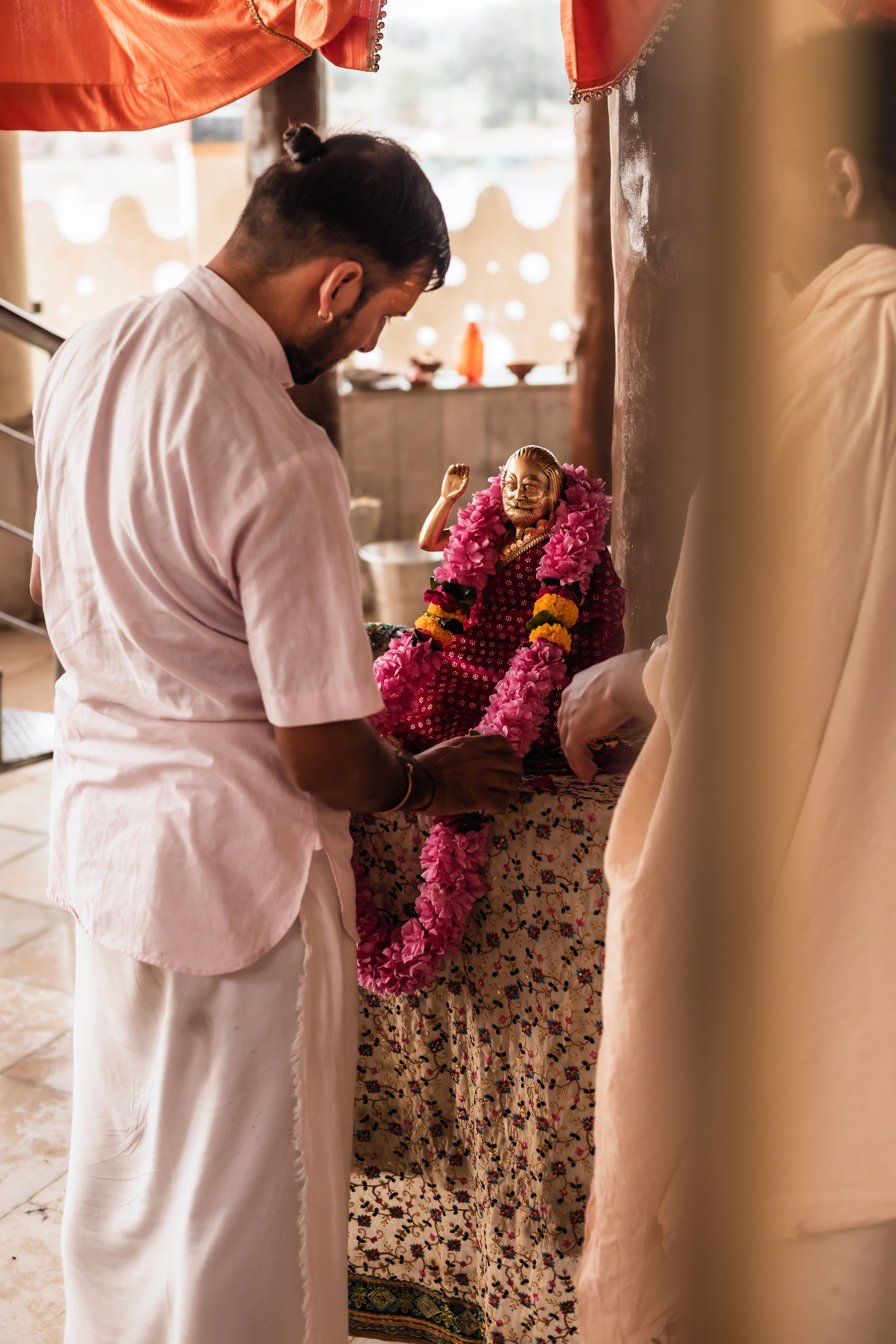 Abhisheka Devraha Baba on Sri Devdas ji maharaj bd. Mariam Bagdasaryan