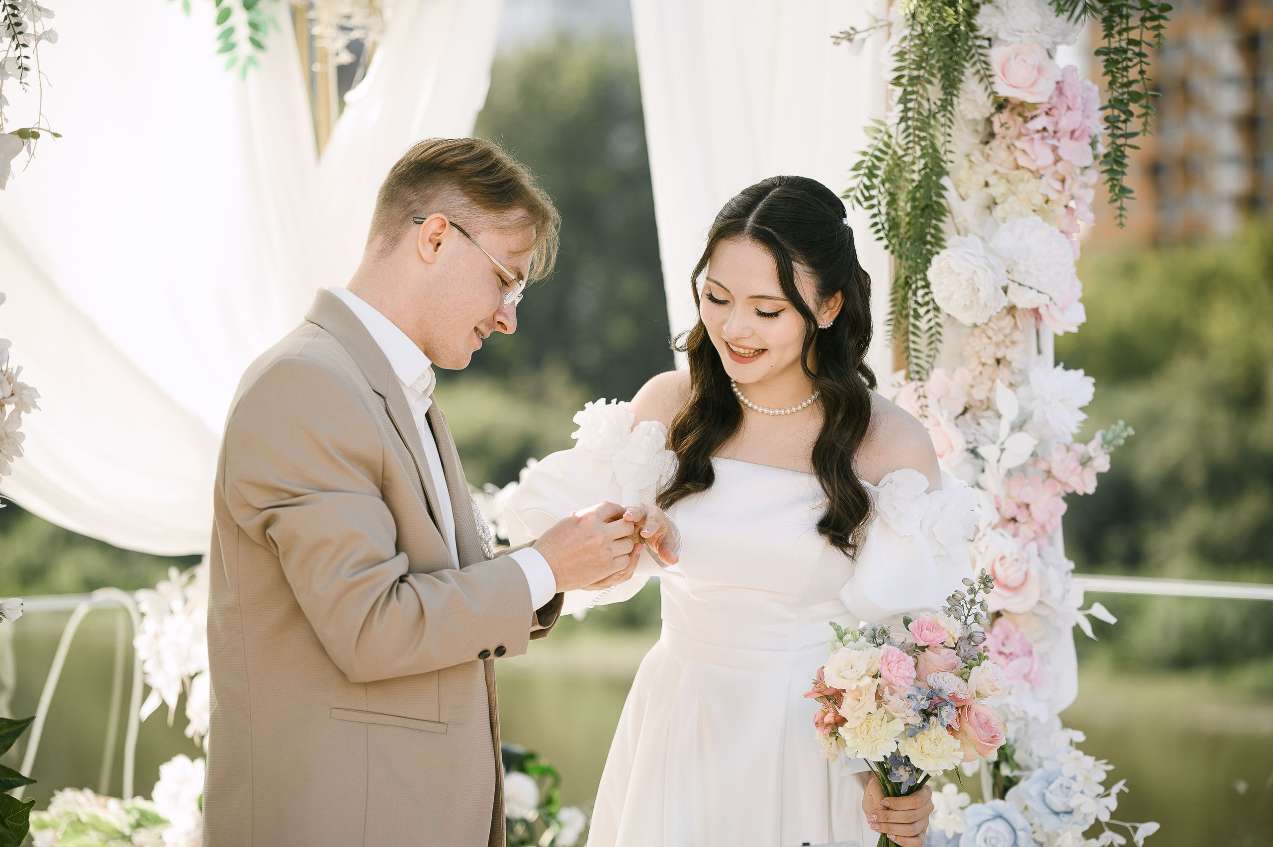 Одним солнечным днем на берегу реки. Евгений Нисковских — свадебный и репортажный фотограф в Тюмени