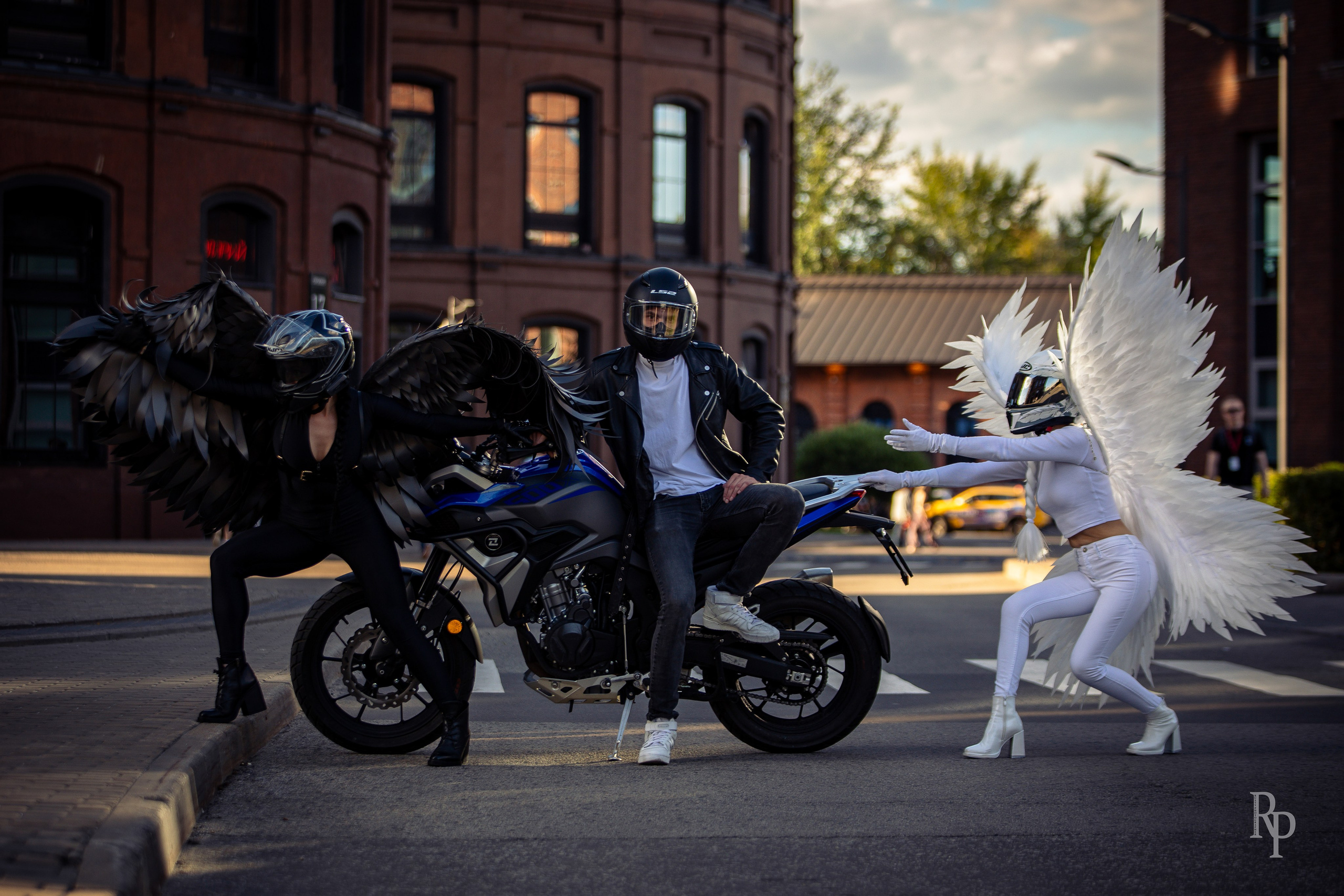 «Angel and demon». Rusty Photographer