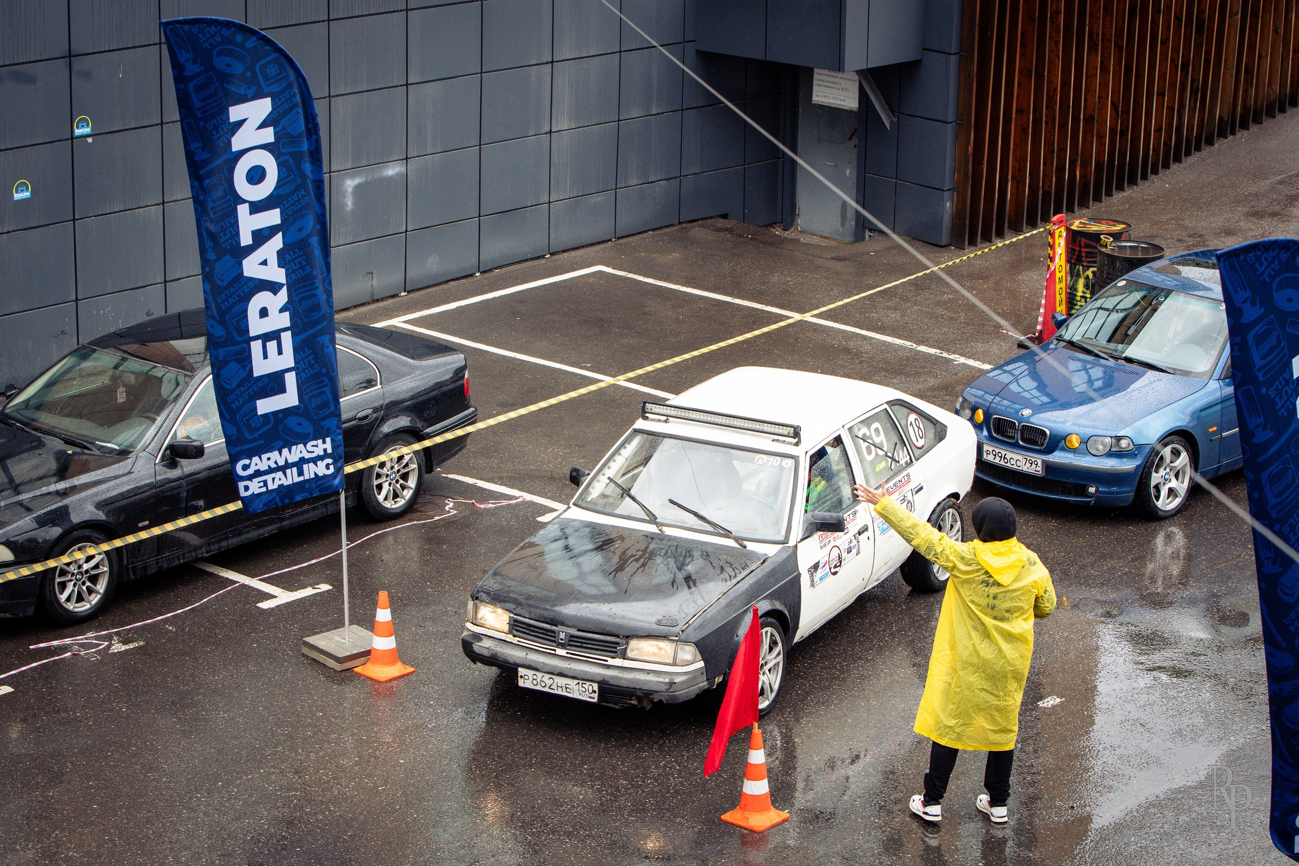 SHOWDOWN. Rusty Photographer