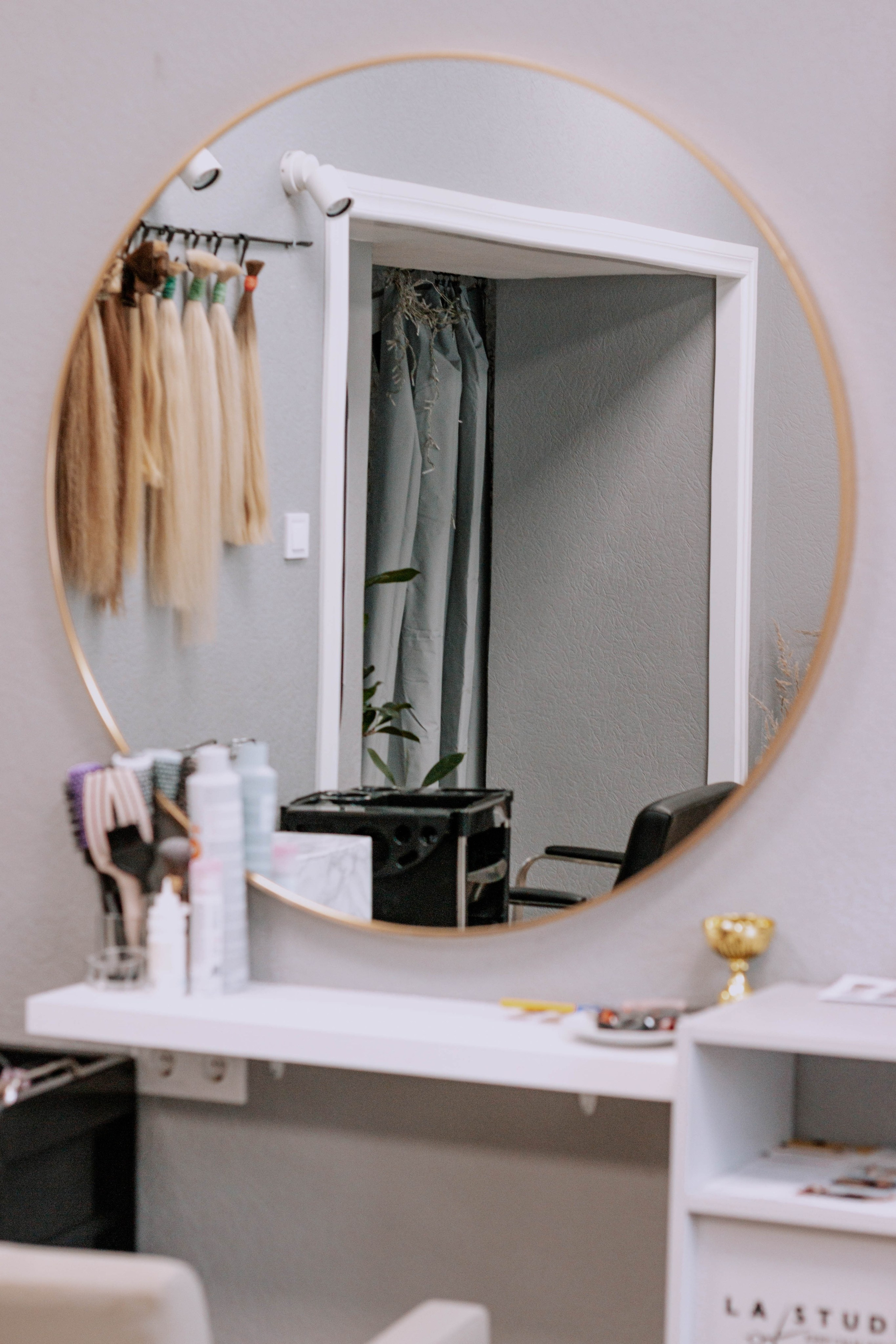 Настя- стилист по волосам. Бережно сохраняю ваши чувства и истории на своих фотографиях