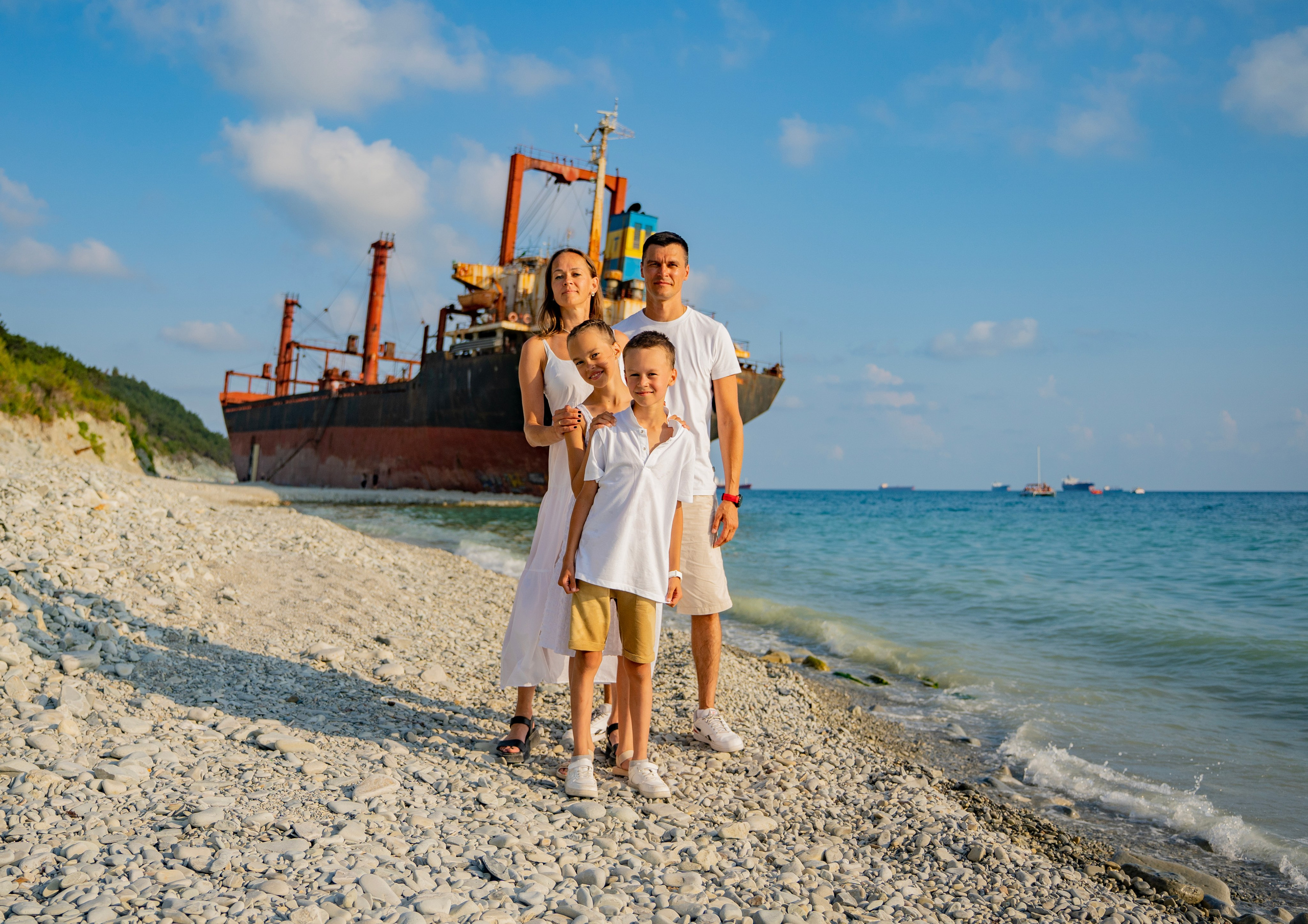 Фотосессия-поход к сухогрузу Рио. Семейный и детский фотограф Екатерина Черняева. Снимаю портреты, love story, фотопрогулки, работаю на улице, в кафе, студии, дома у клиента