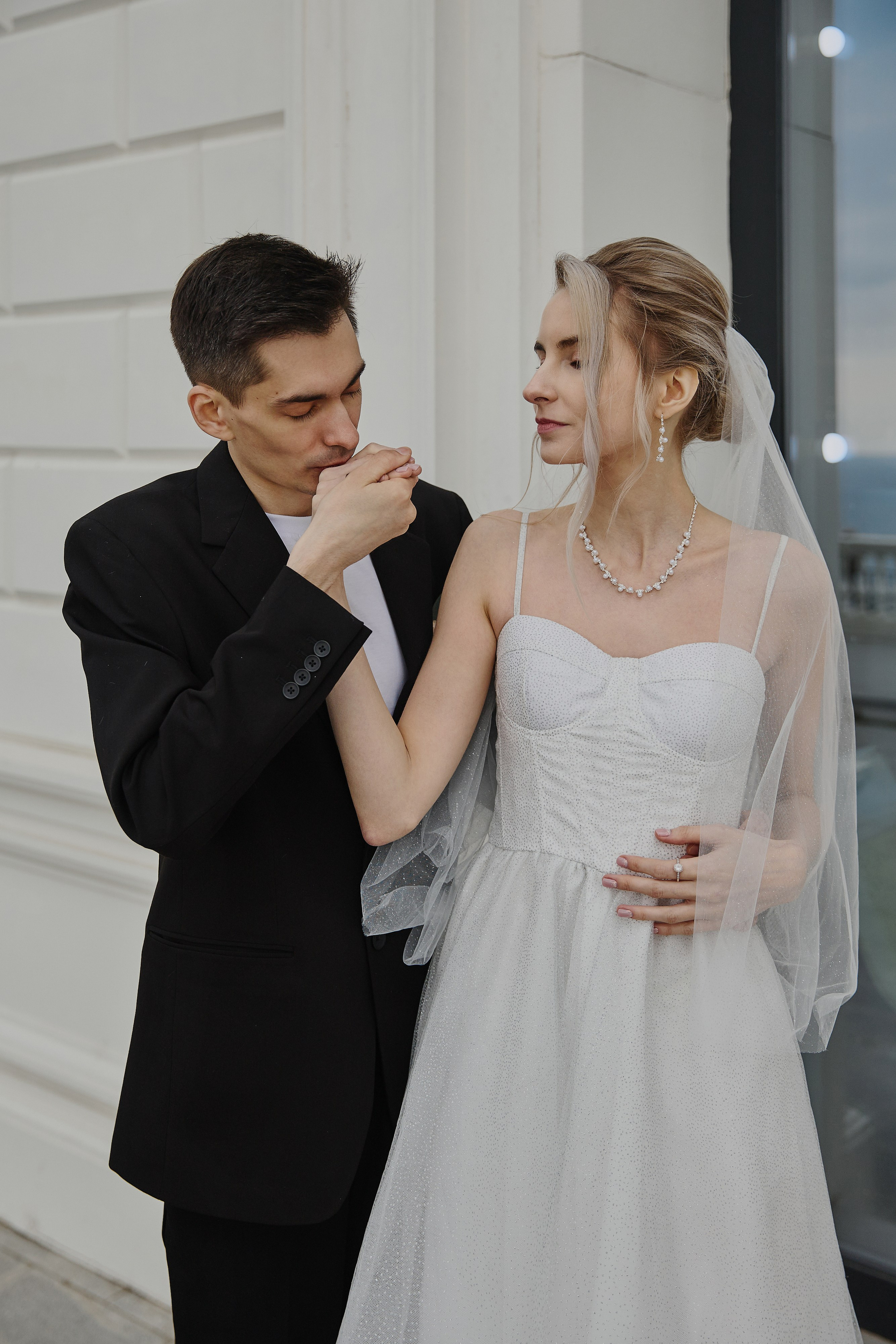 Свадебная фотосессия на белой набережной города Анапа