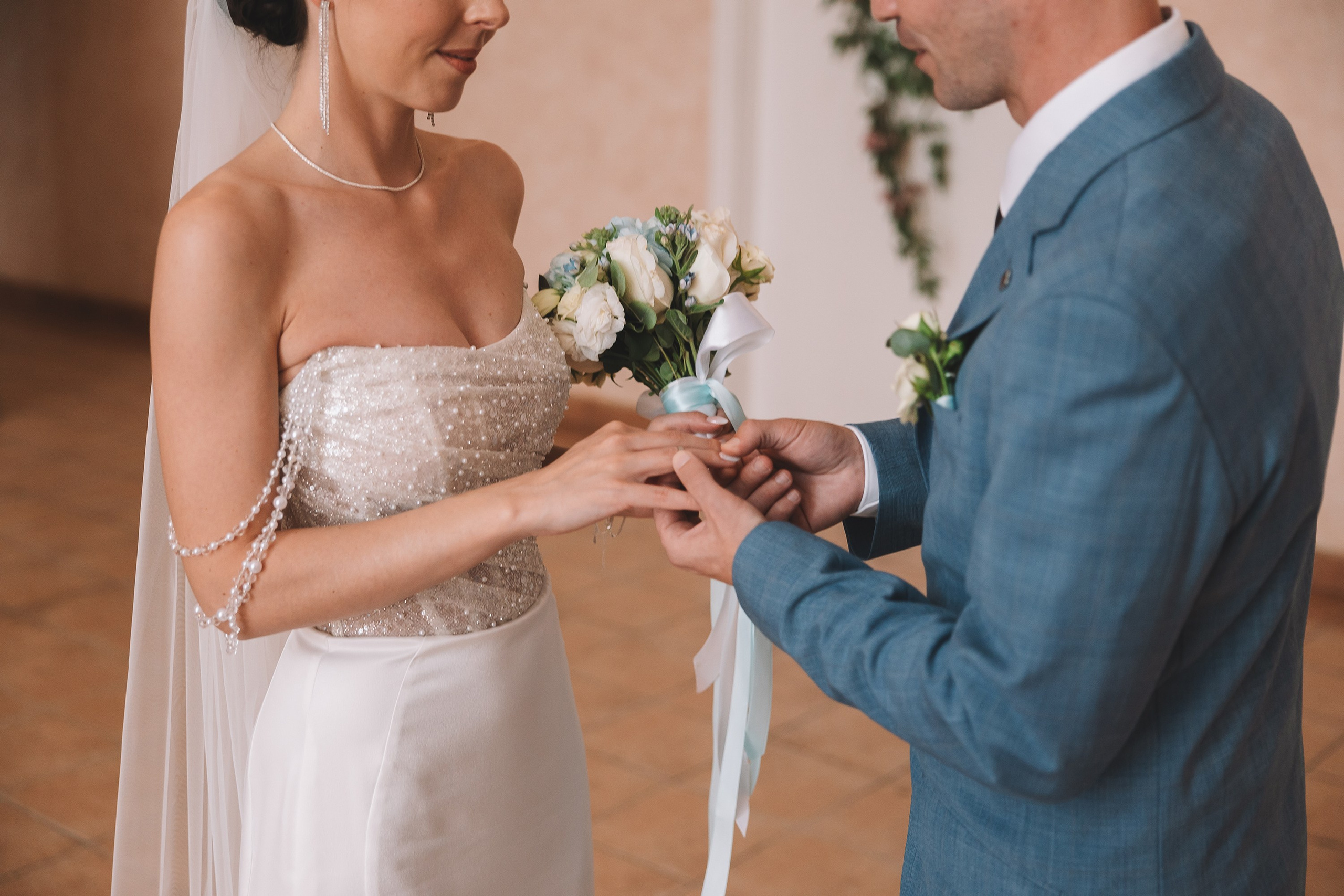 Свадебная фотосессия с росписью в ЗАГСе Видное и фотосессией с машиной. Свадебный фотограф в Москве — Оскар Гелманов