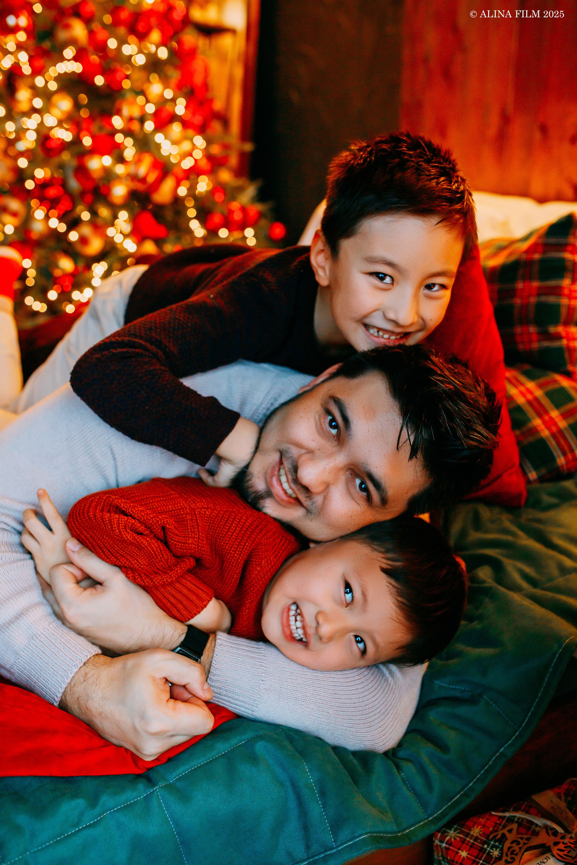 Новогодняя семейная фотосессия в темном зале. Фотограф в Санкт-Петербурге Alina Film