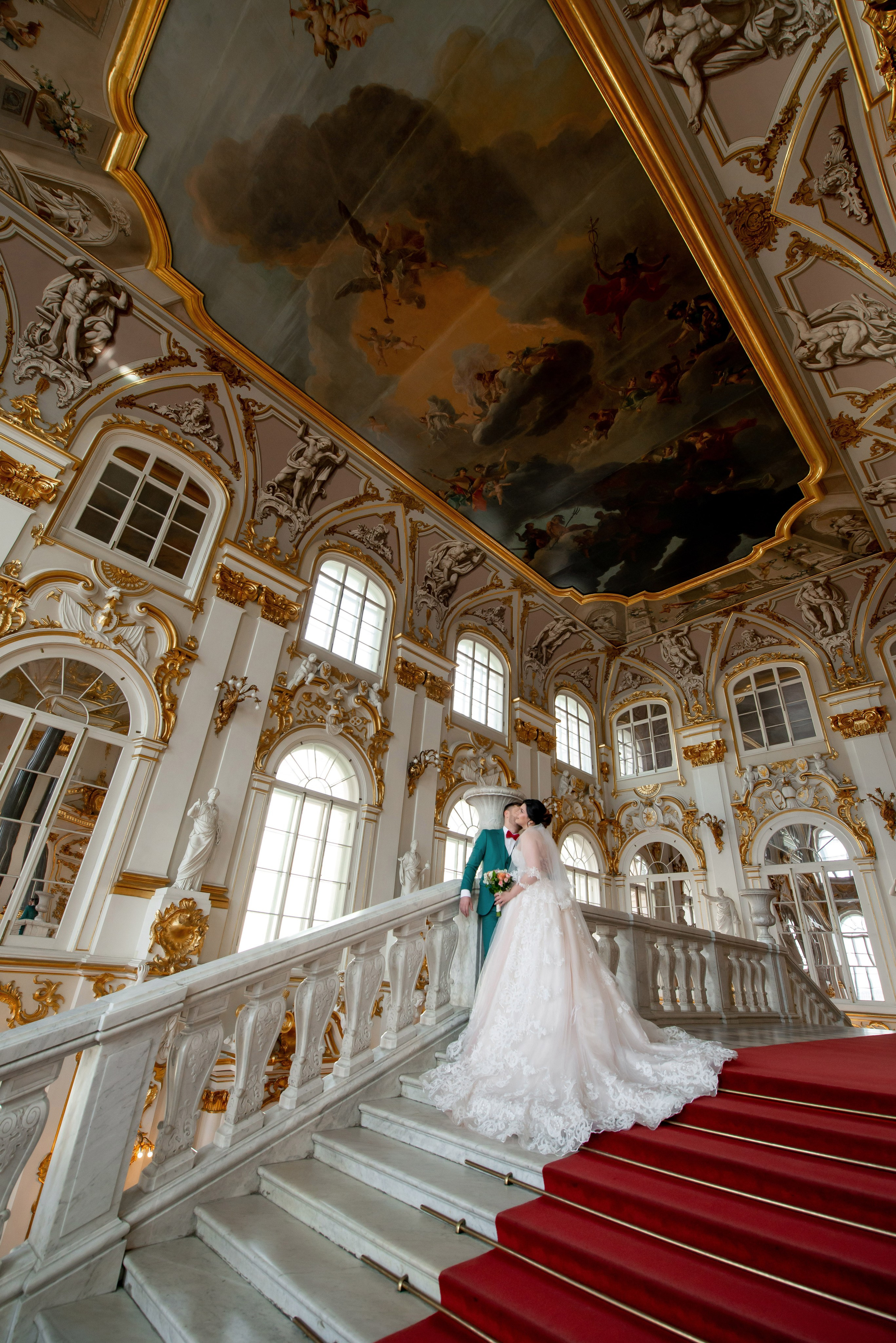 Самая красивая свадебная фотосессия в Эрмитаже. Лучшие свадебные фотографии в Эрмитажа. Портретный, семейный и свадебный фотограф в Санкт-Петербурге и в Пушкине Ширяев Денис